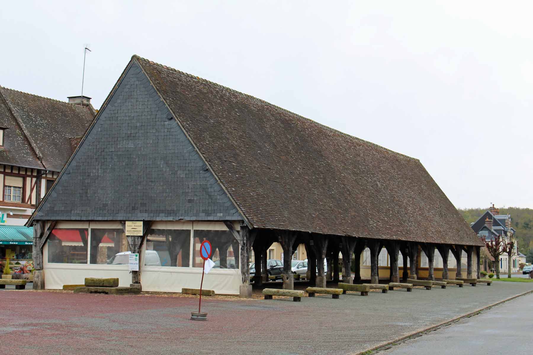 La Ferrière-sur-Risle, halle médiévale