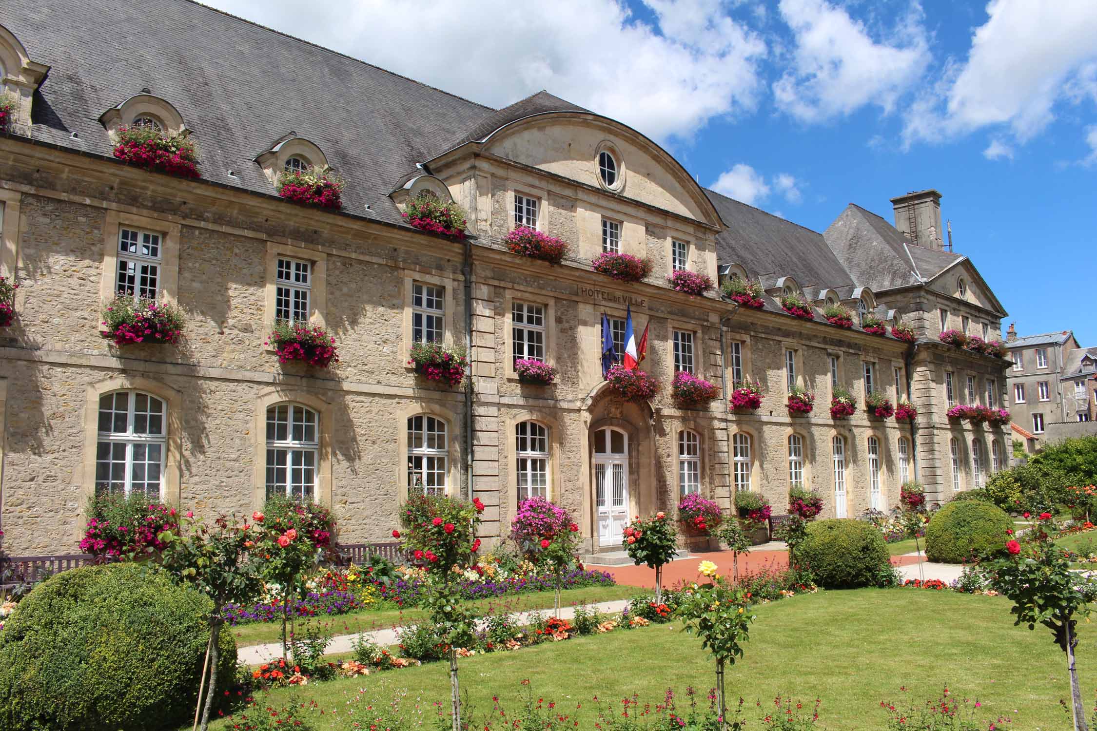 le bâtiment de la mairie de Carentan