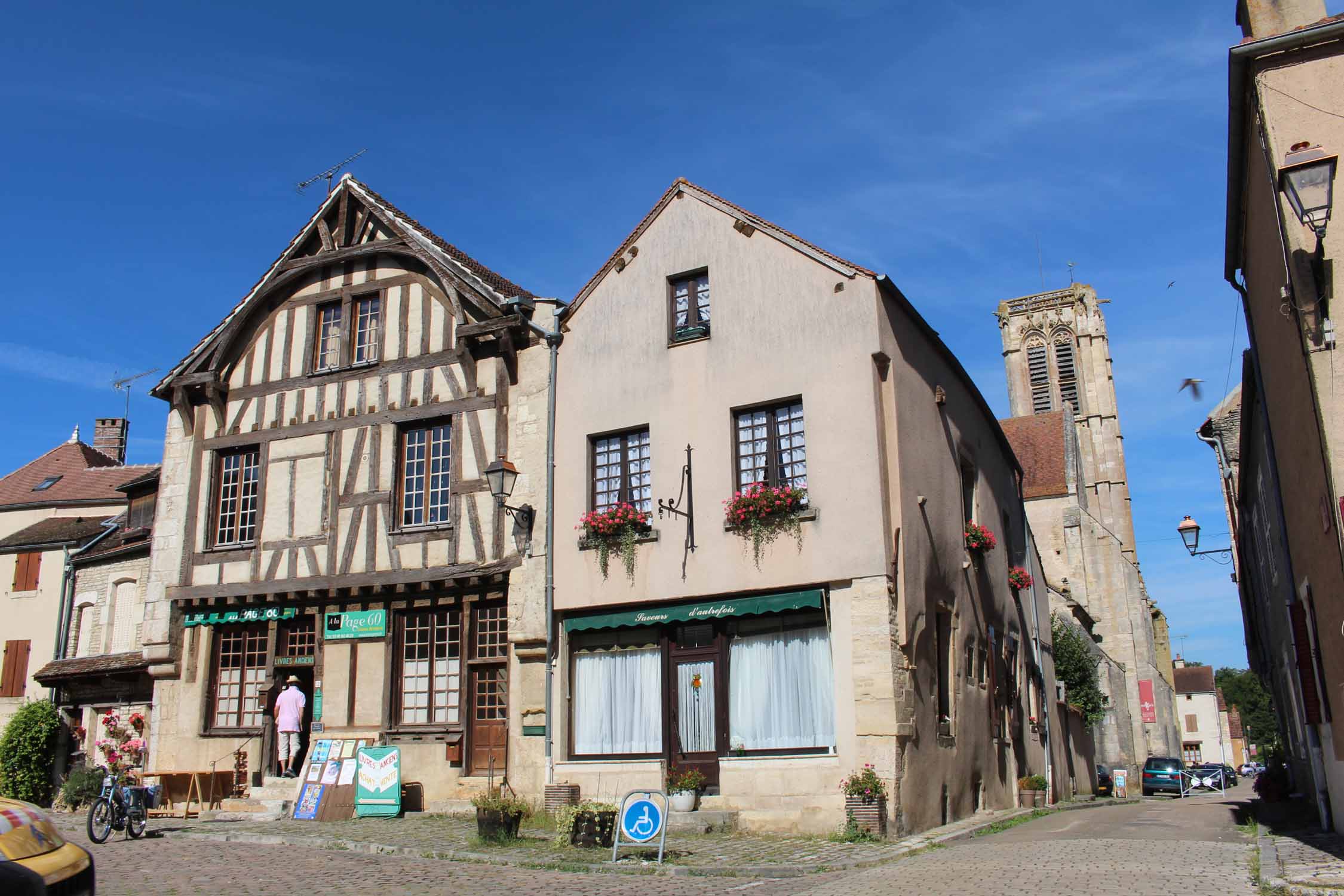 Noyers-sur-Serein, place du village