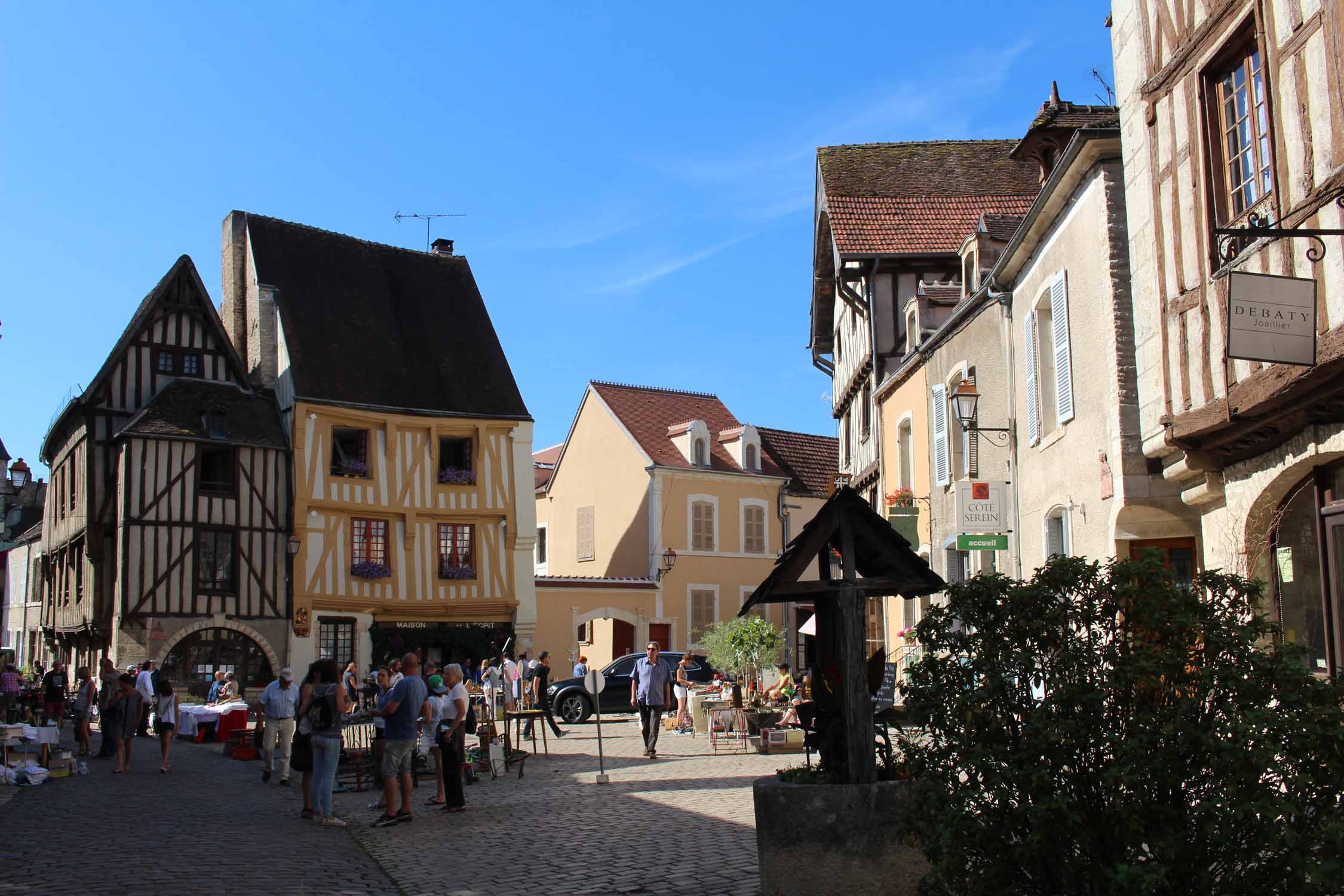 Noyers-sur-Serein, place de l'hôtel de ville