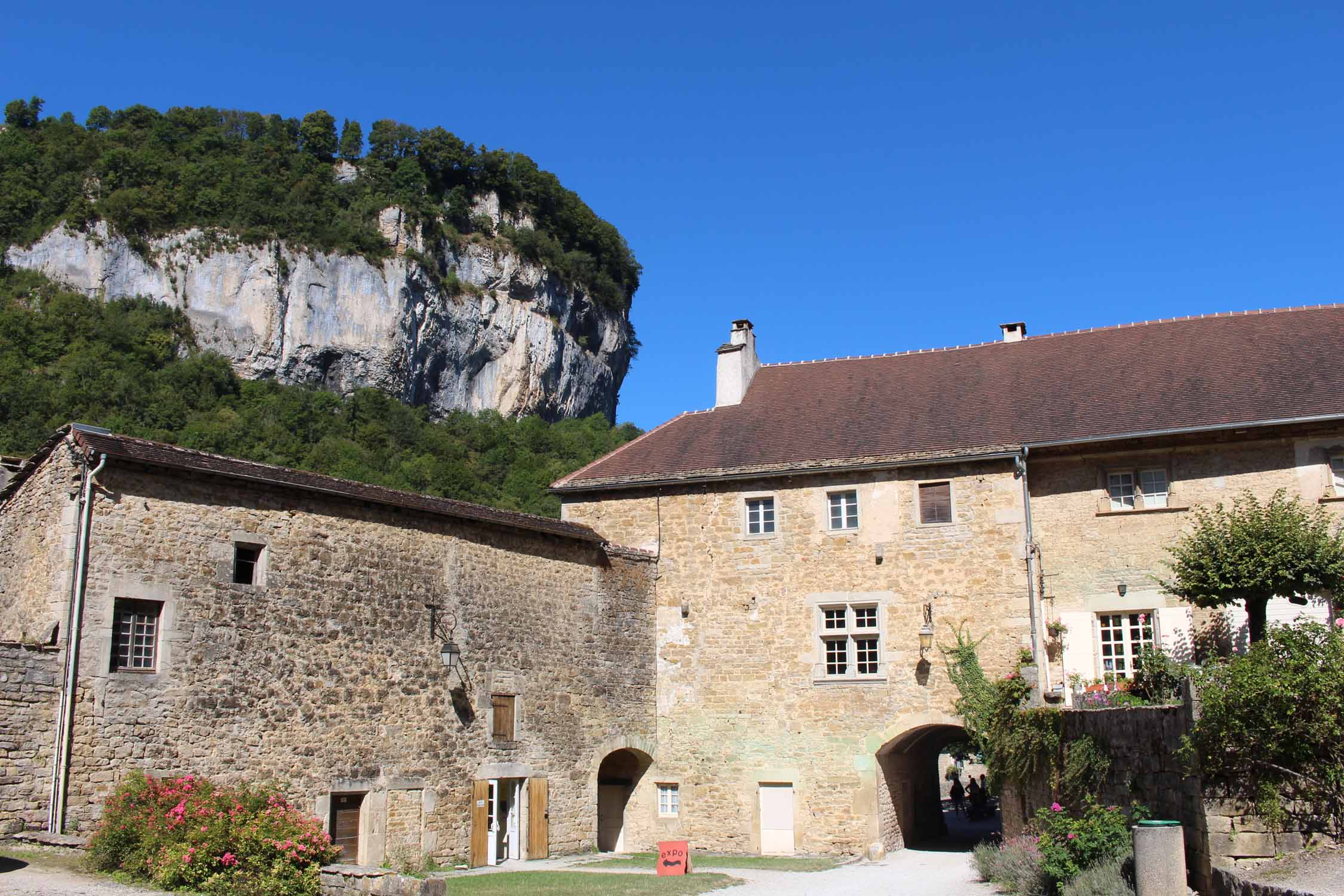 Baume-les-Messieurs, abbaye Saint-Pierre, cour