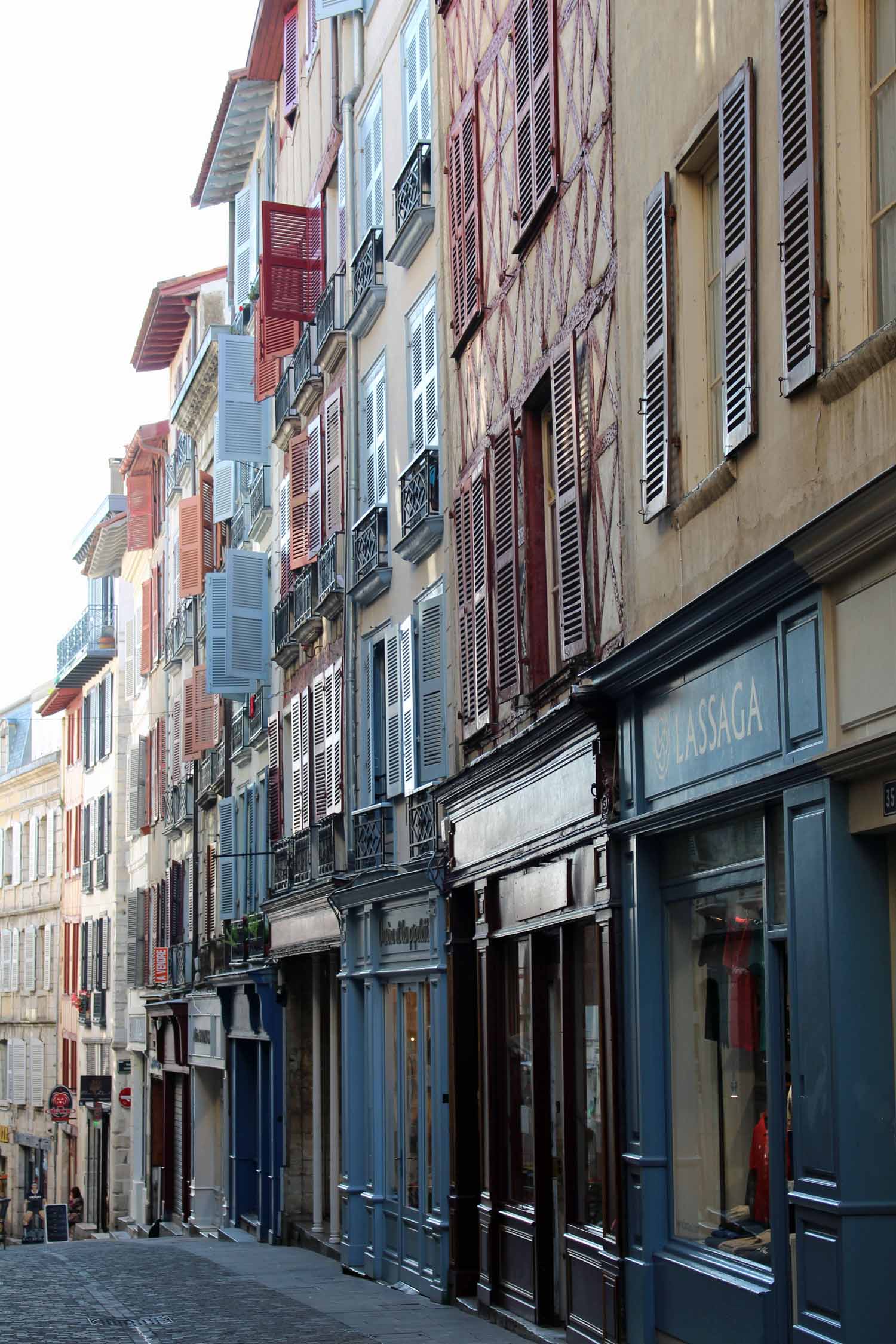 Bayonne, rue, fenêtres colorées