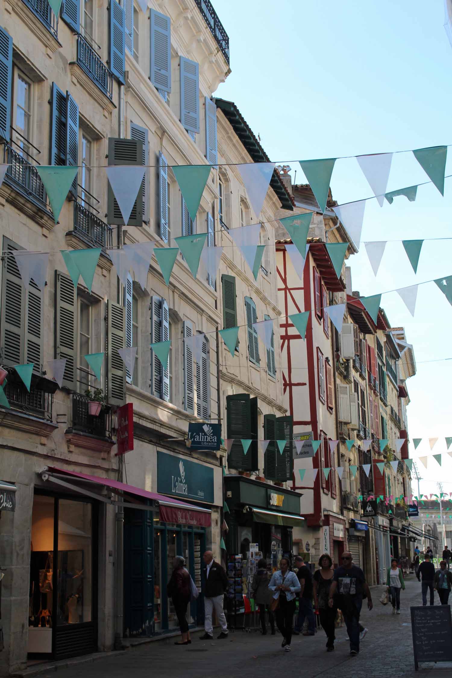 Bayonne, rue d'Espagne, fenêtres colorées