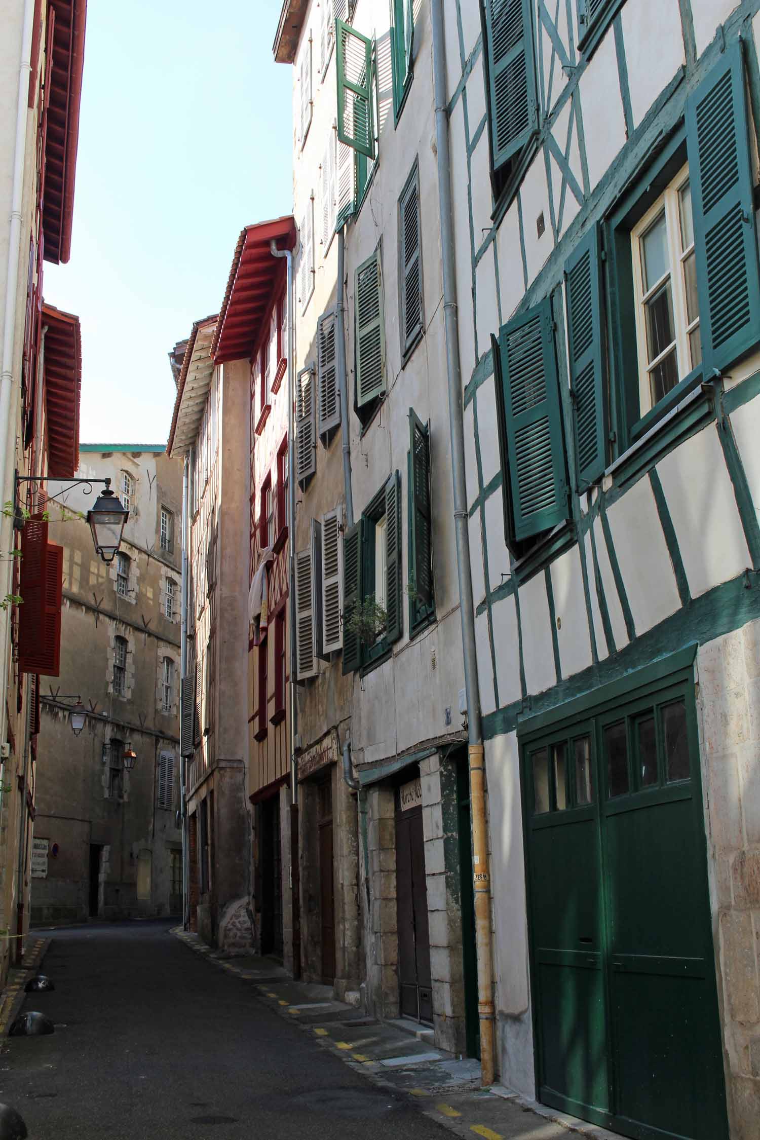 Bayonne, rue des Faures, fenêtres colorées