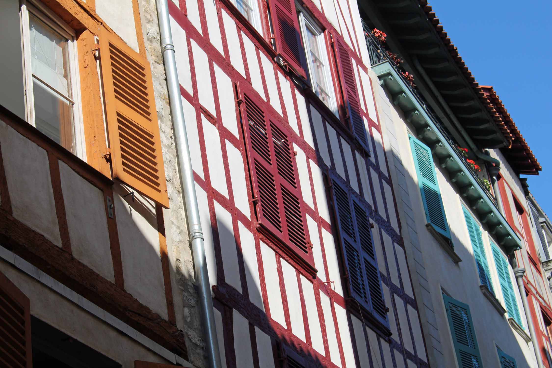 Bayonne, fenêtres colorées