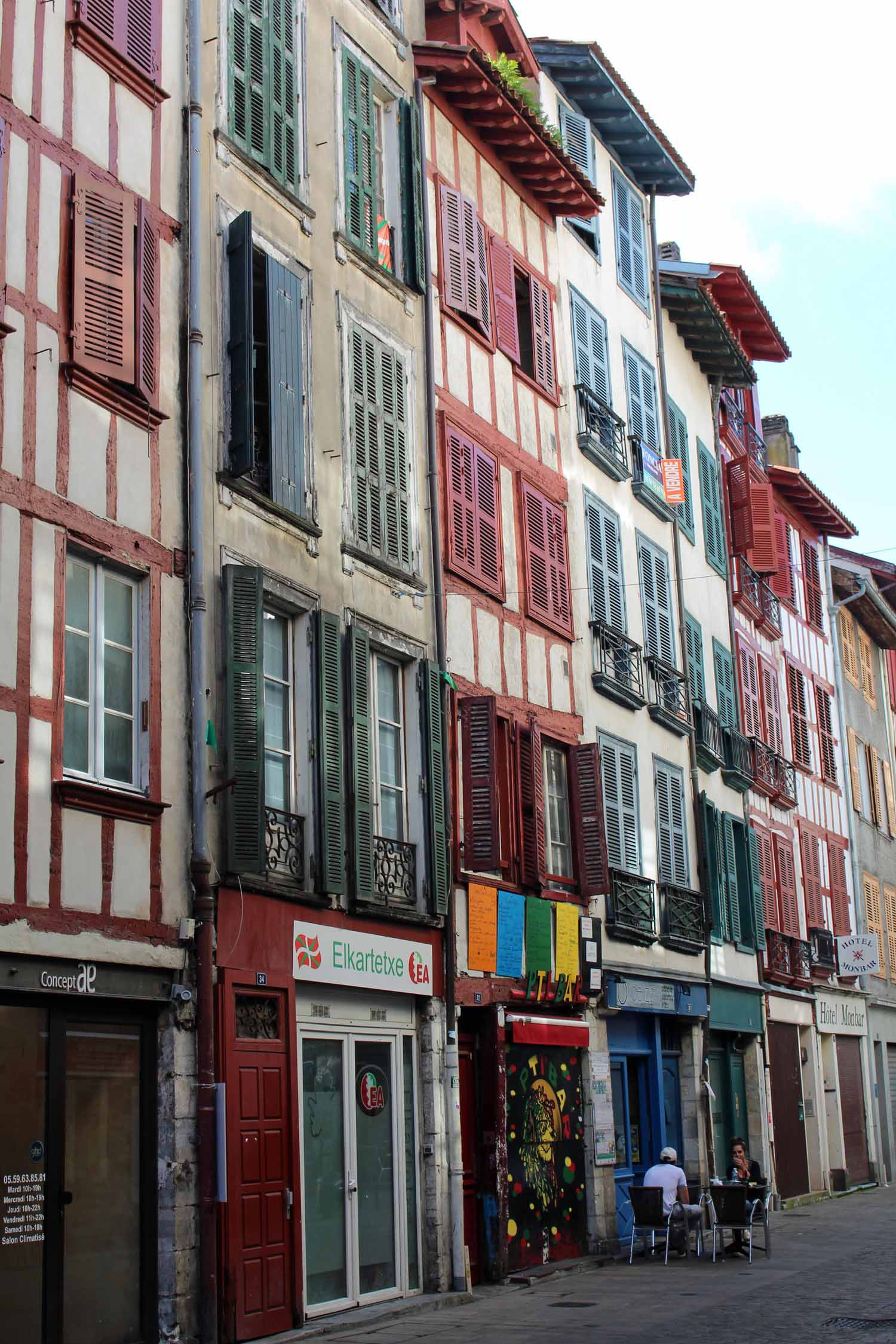 Bayonne, rue Pannecau, fenêtres colorées