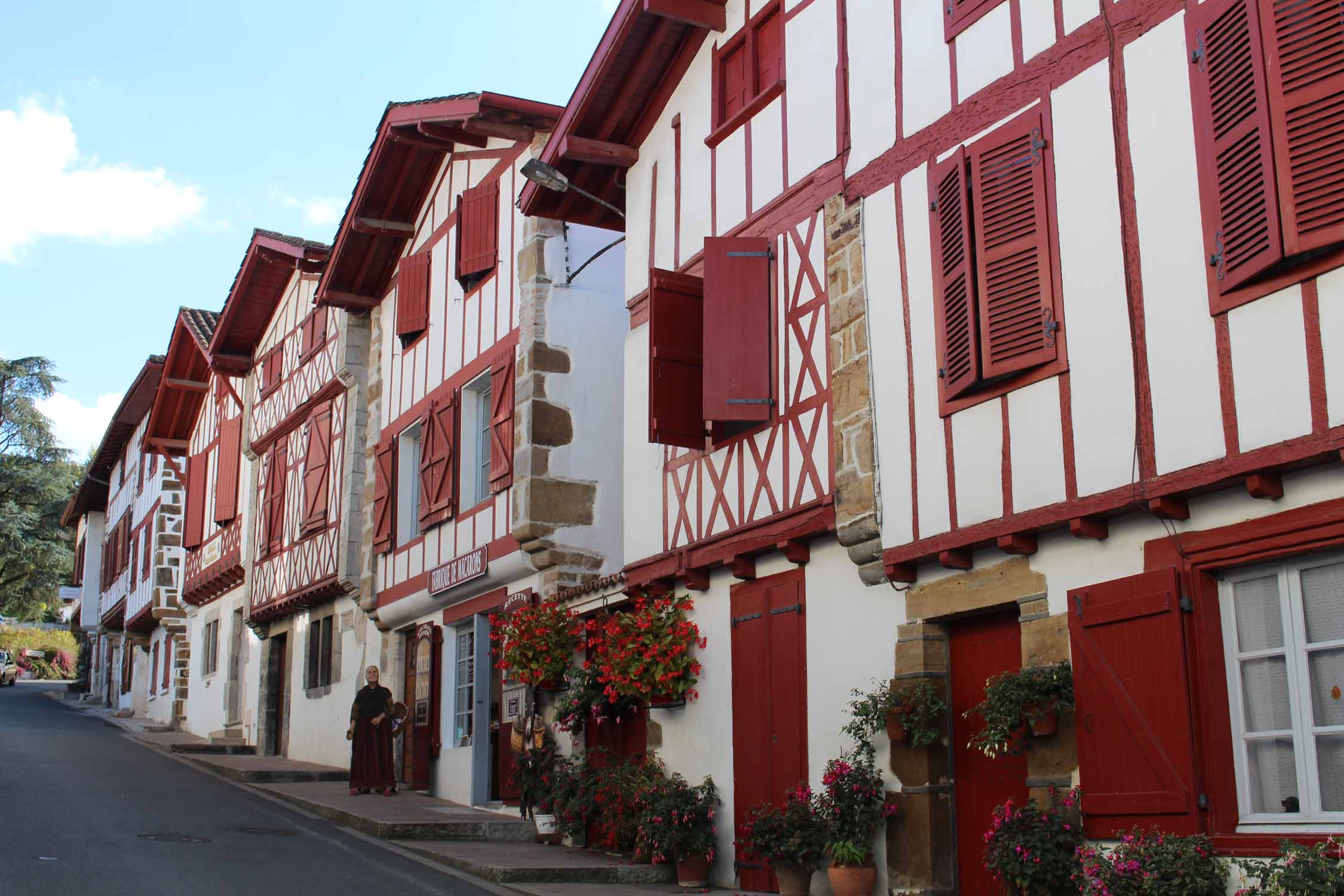 La Bastide Clairence, maisons blanches et rouges