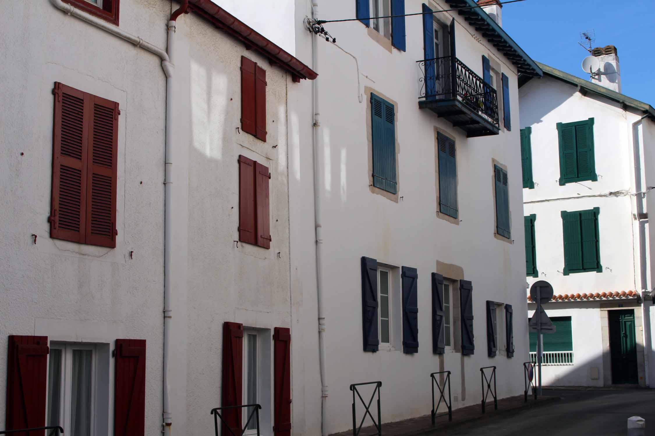 Saint-Jean-de-Luz, fenêtres colorées