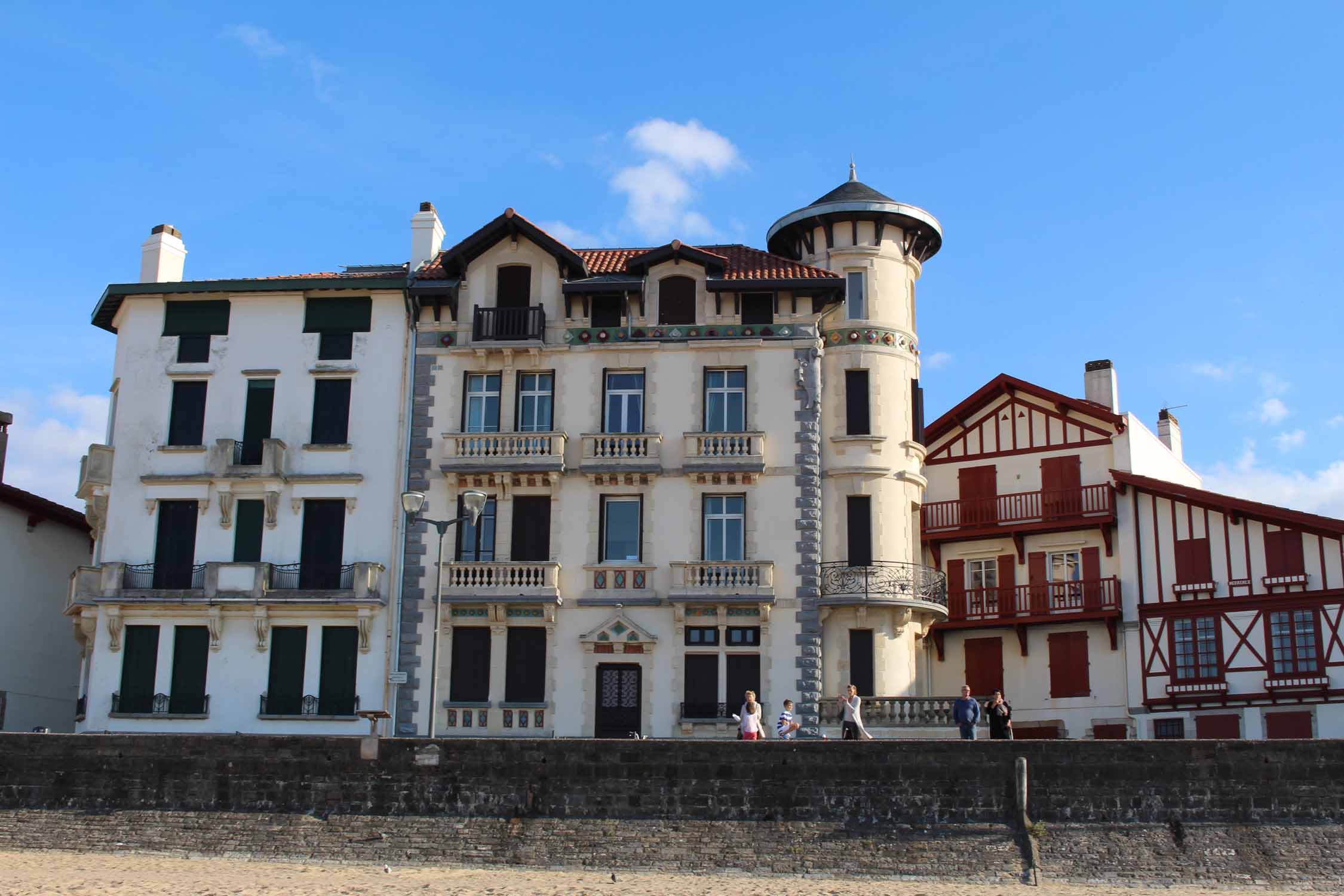 Saint-Jean-de-Luz, bord de mer, maisons basques