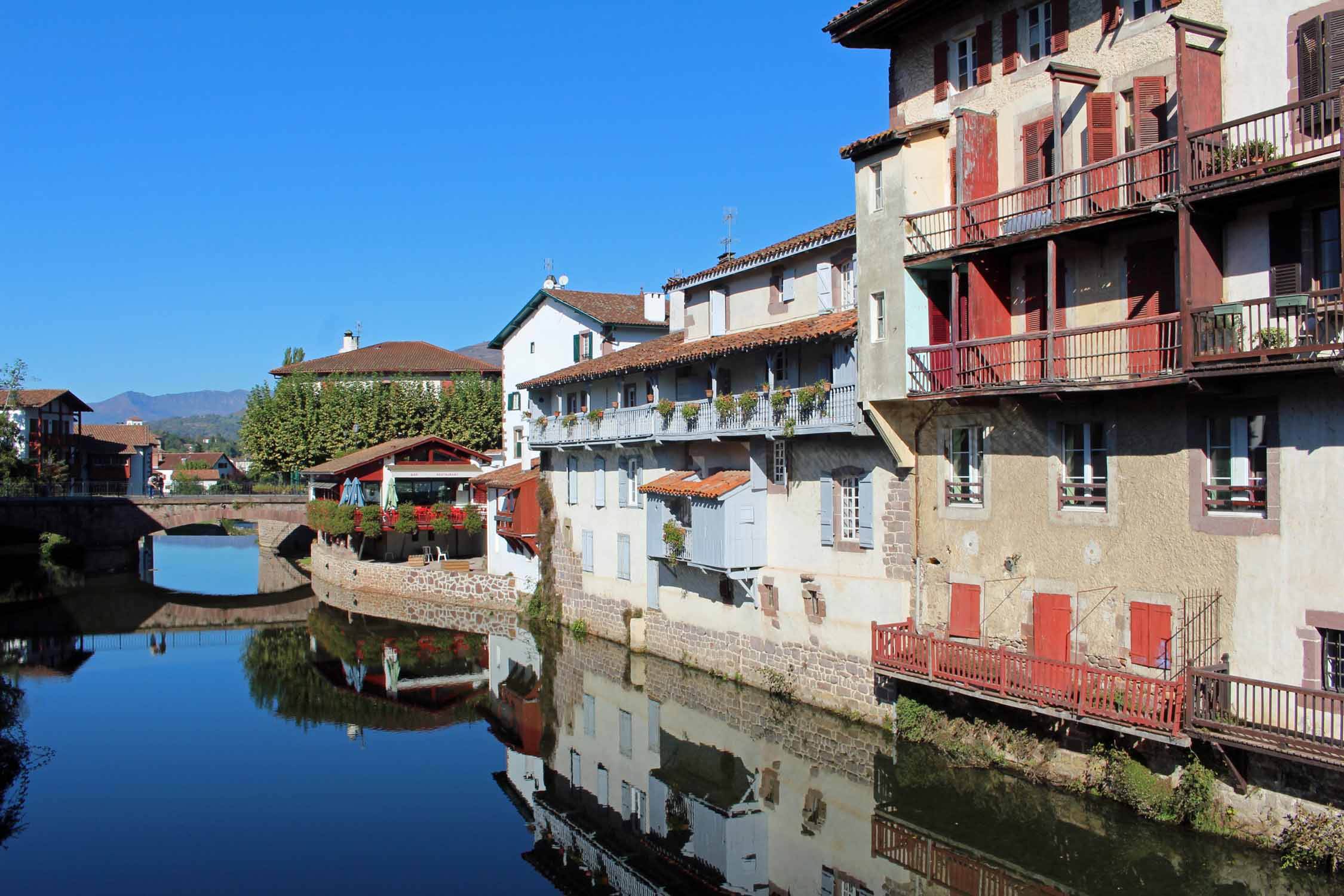 Saint-Jean-Pied-de-Port, la Nive, maisons basques