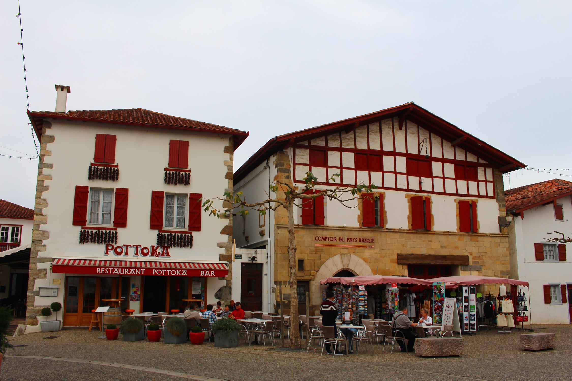 Espelette, maisons rouges et blanches