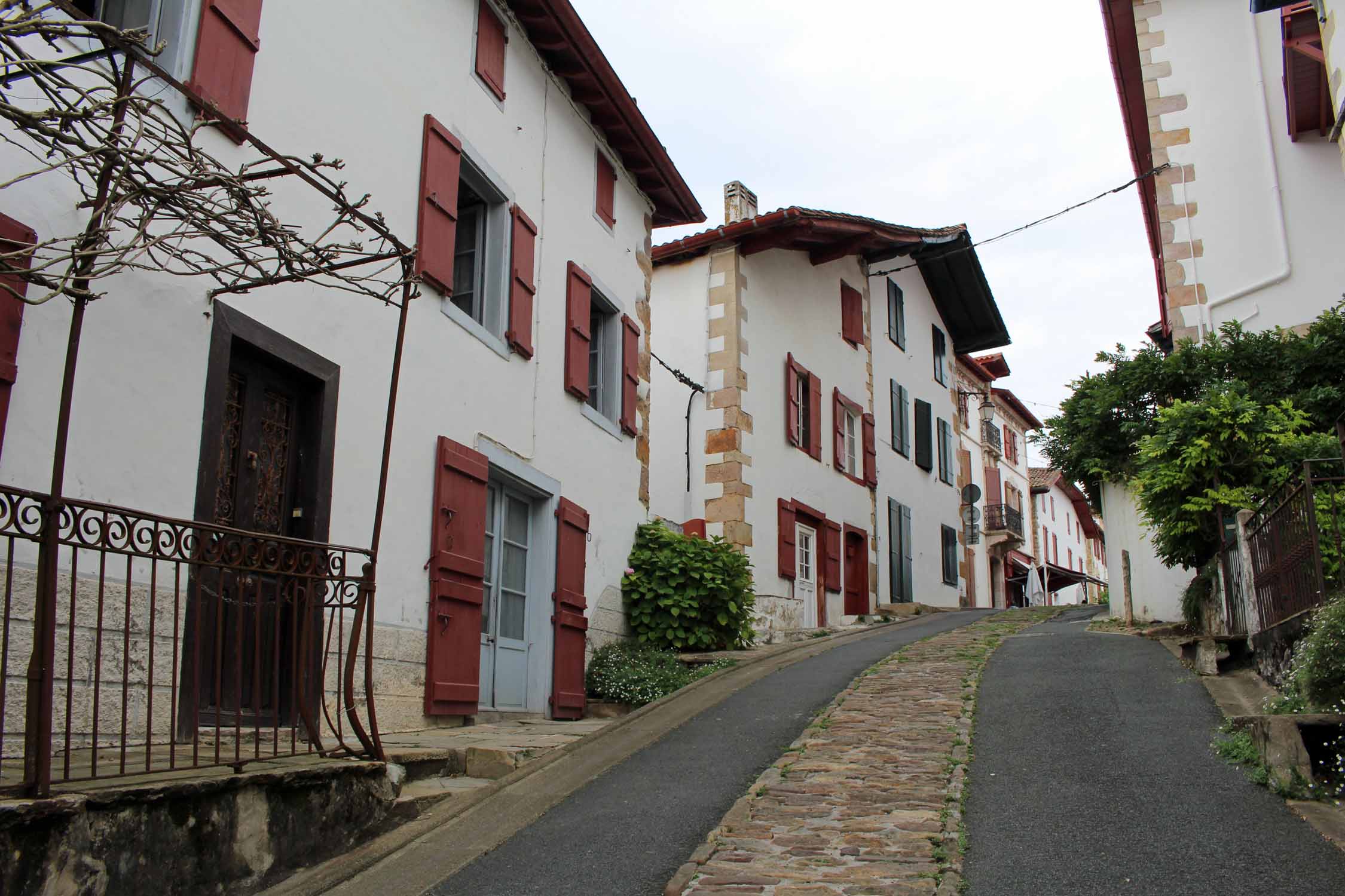 Sare, ruelle, maisons basques