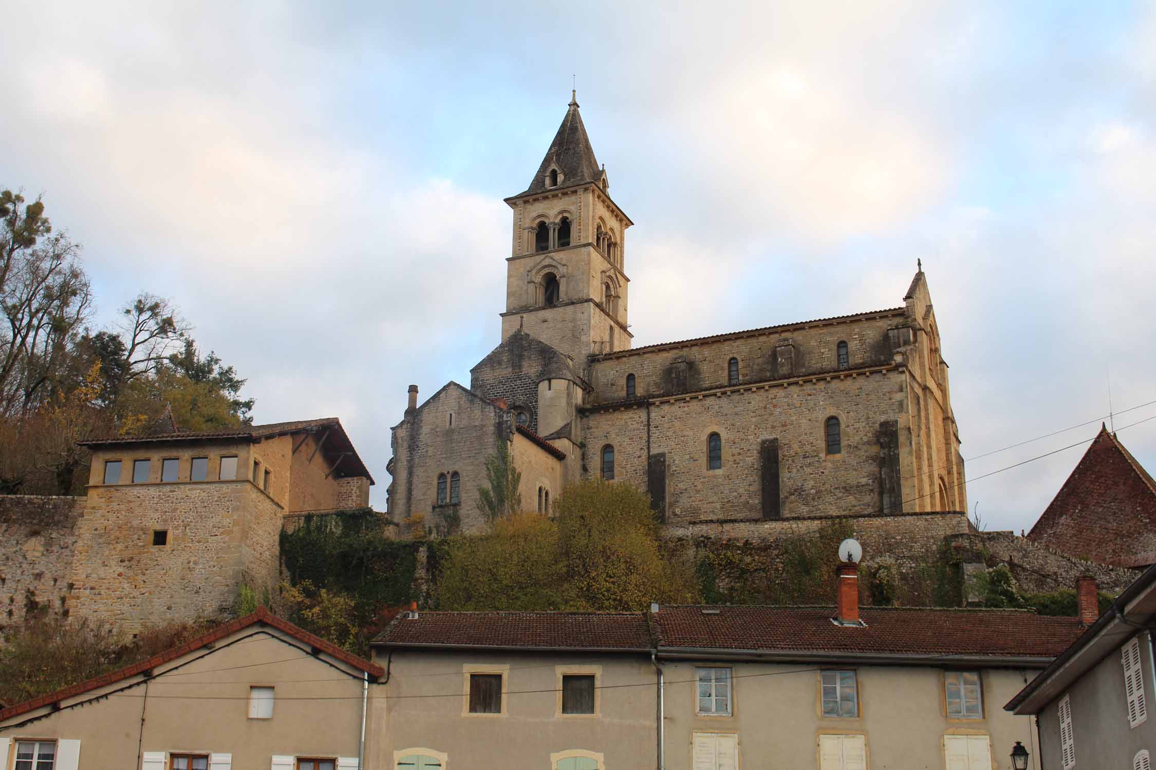 Châteauneuf-en-Brionnais, église romane