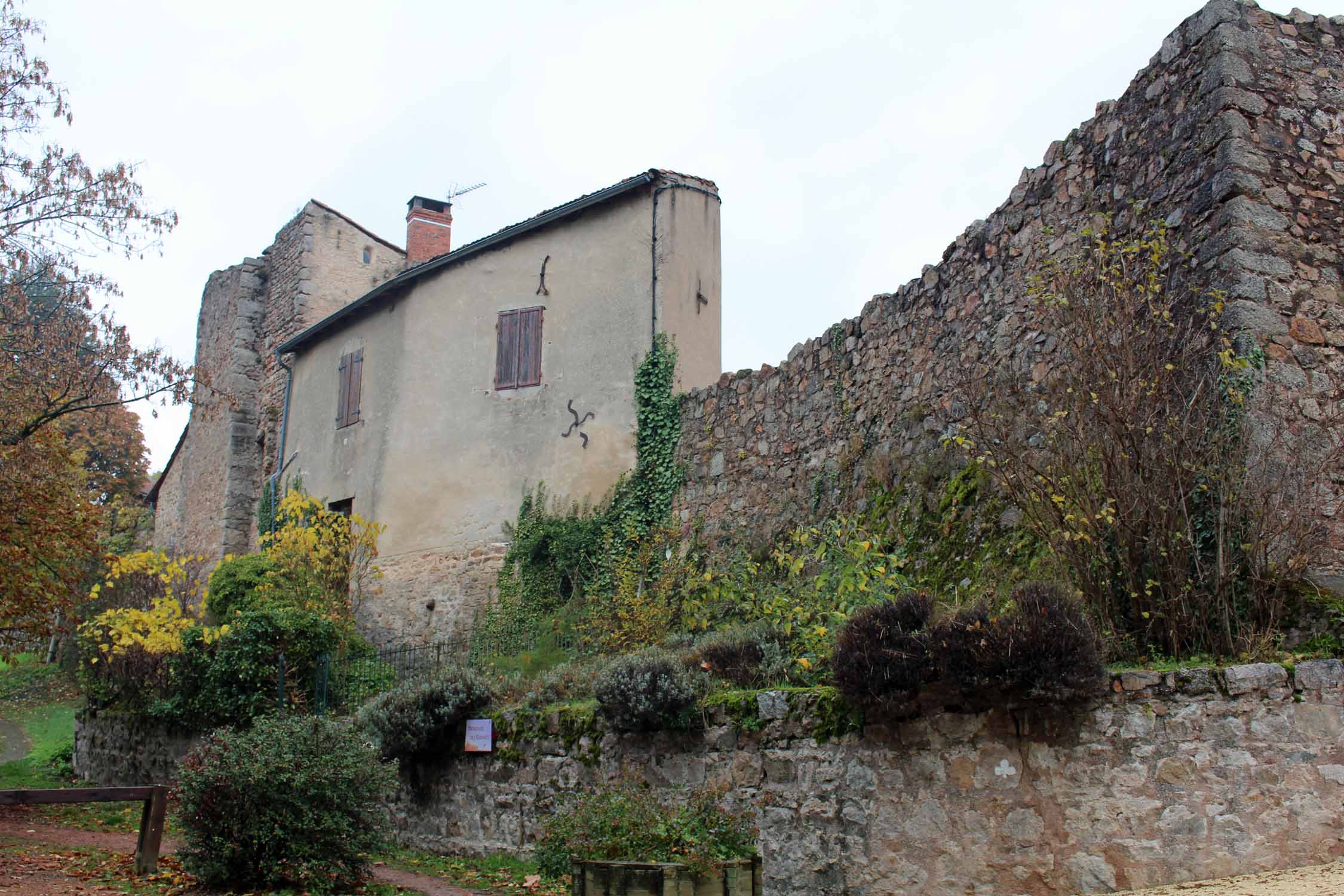 Saint-Haon-le-Châtel, remparts