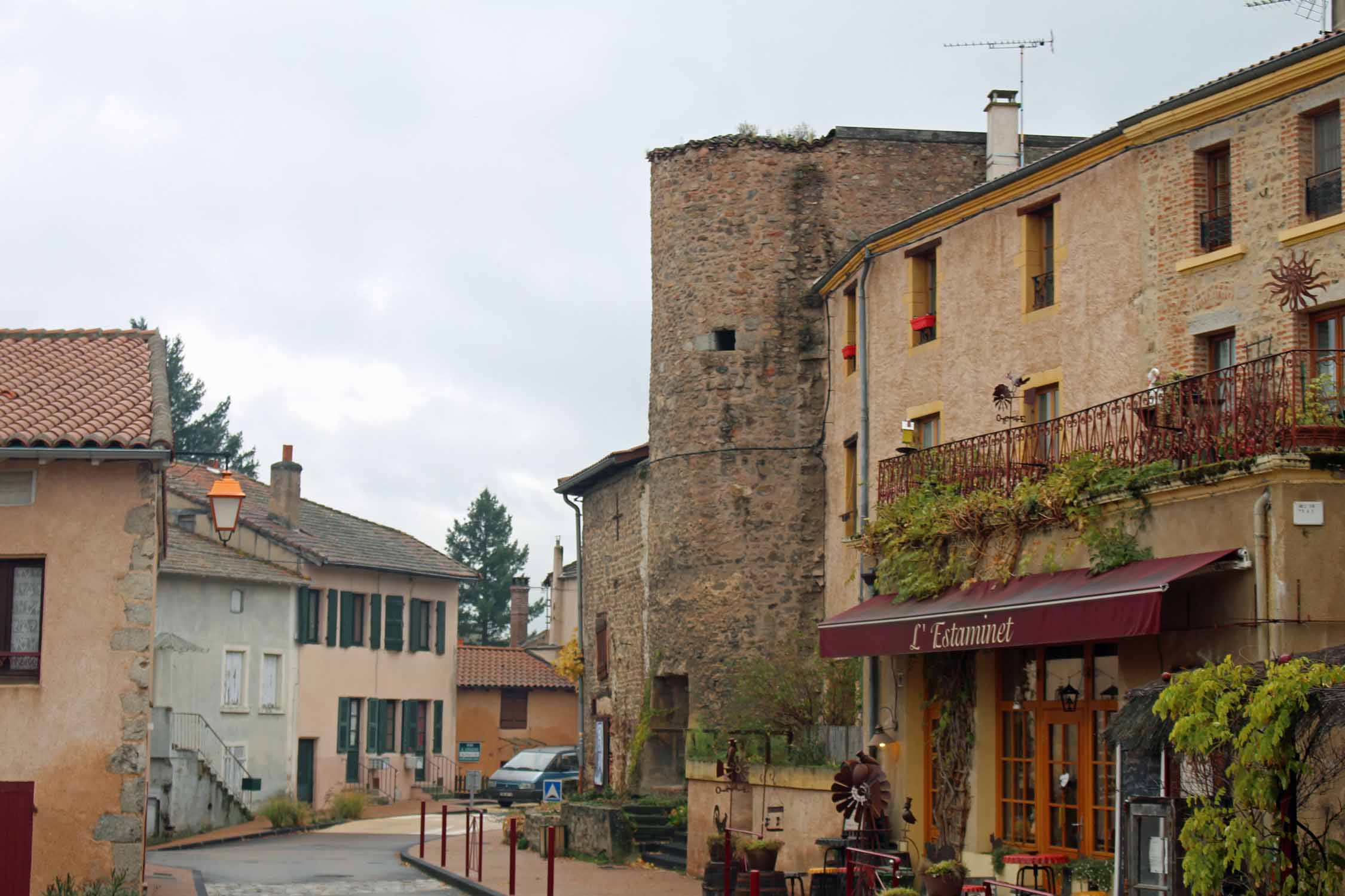 Saint-Haon-le-Châtel, ruelle remparts