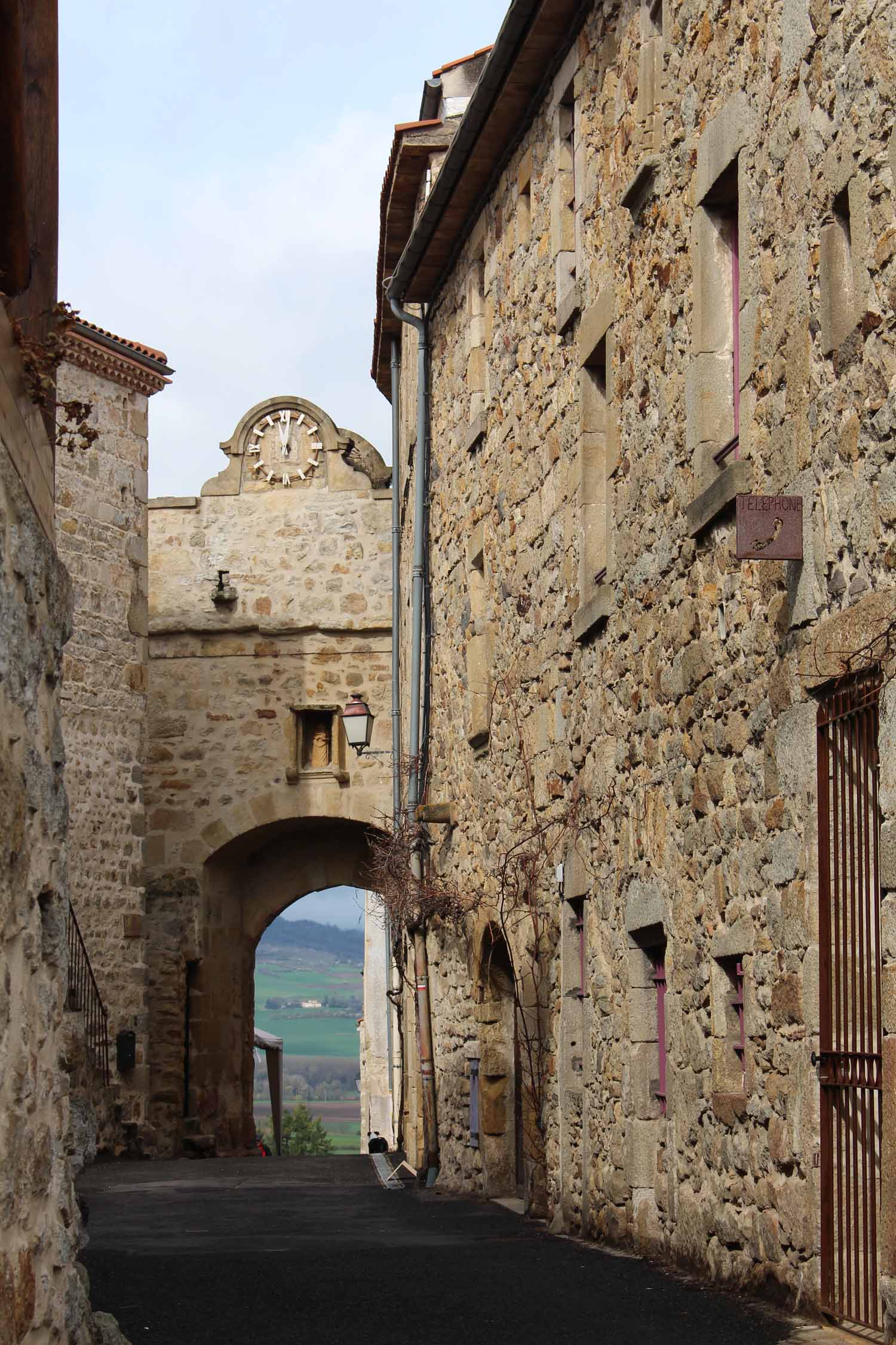 Montpeyroux, porte fortifee