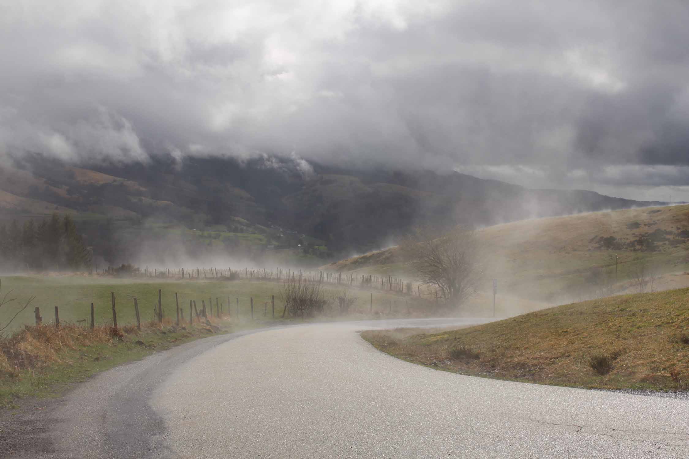 Monts du Cantal, averse