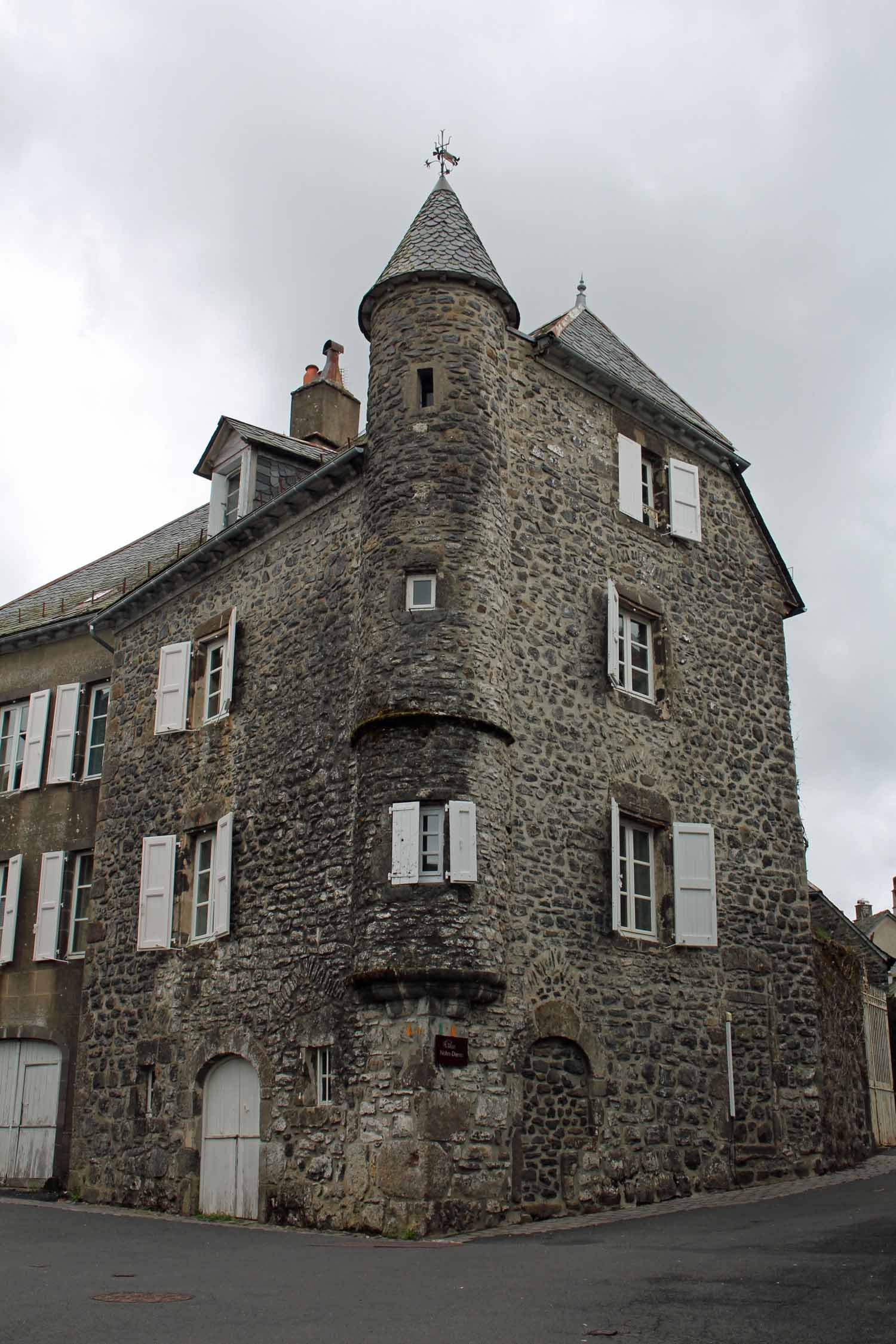 Salers, maison en pierre