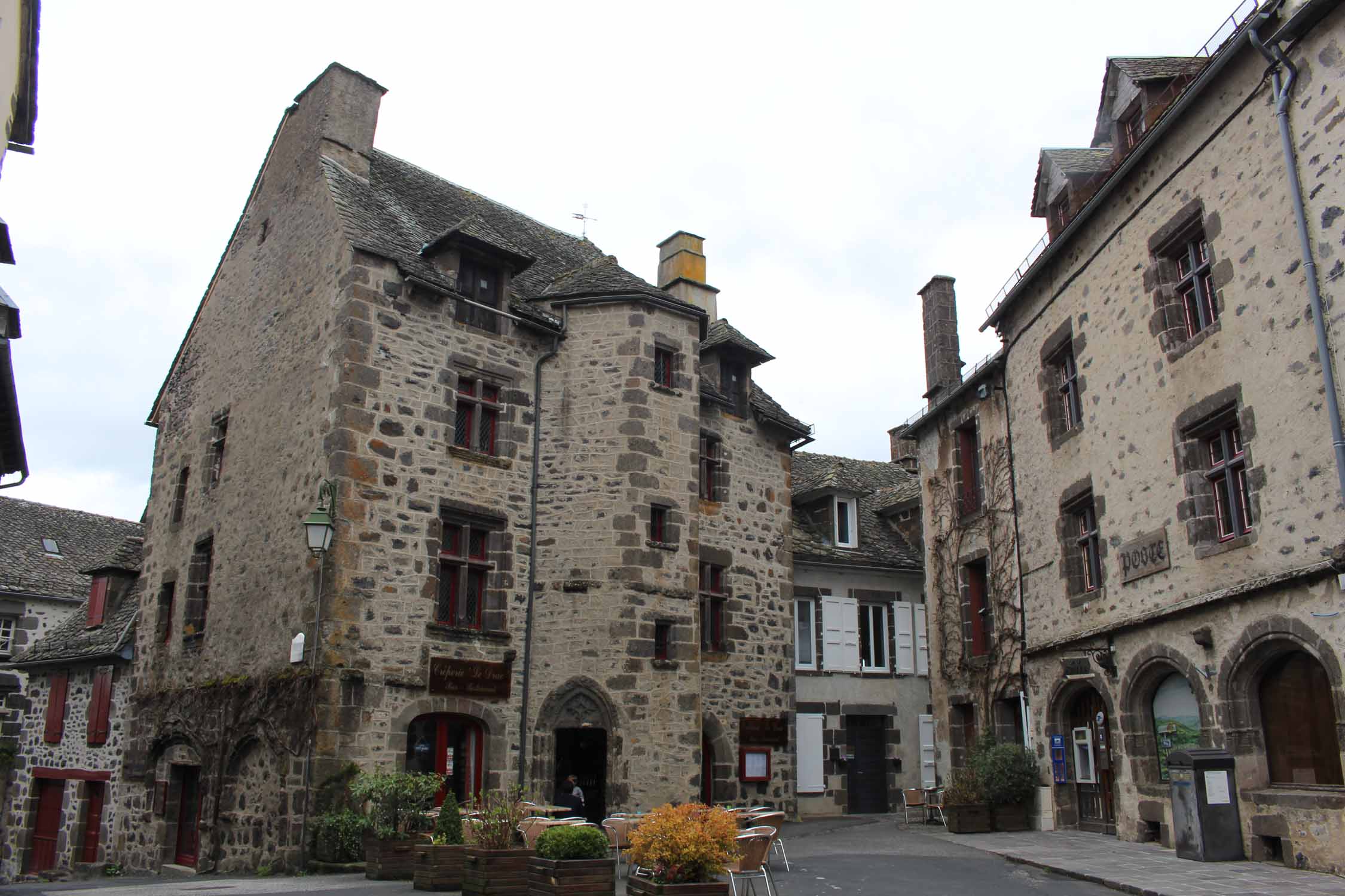 Salers, maisons typiques, place Tyssandier d'Escous