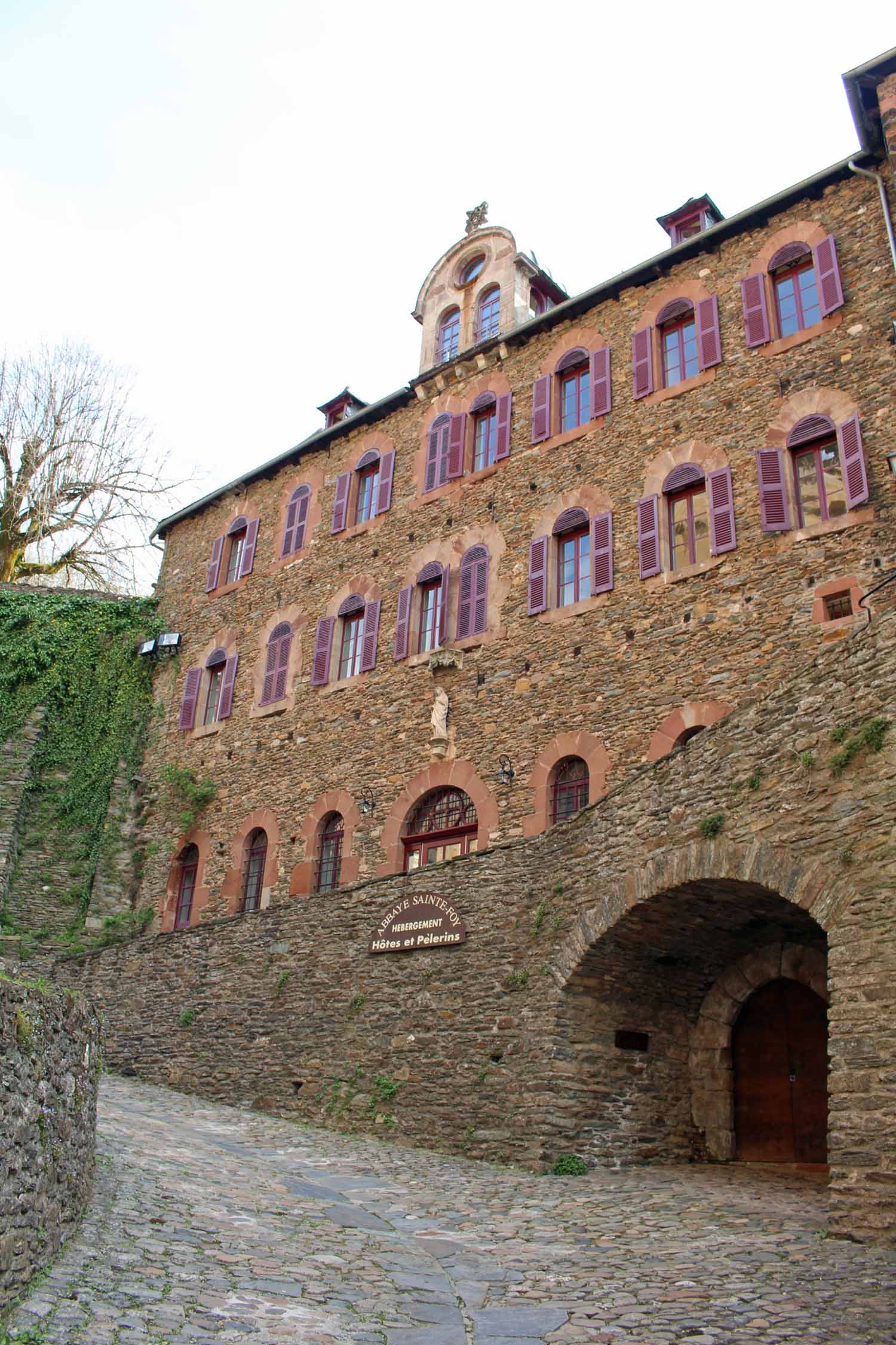 Conques, bâtiment des pèlerins