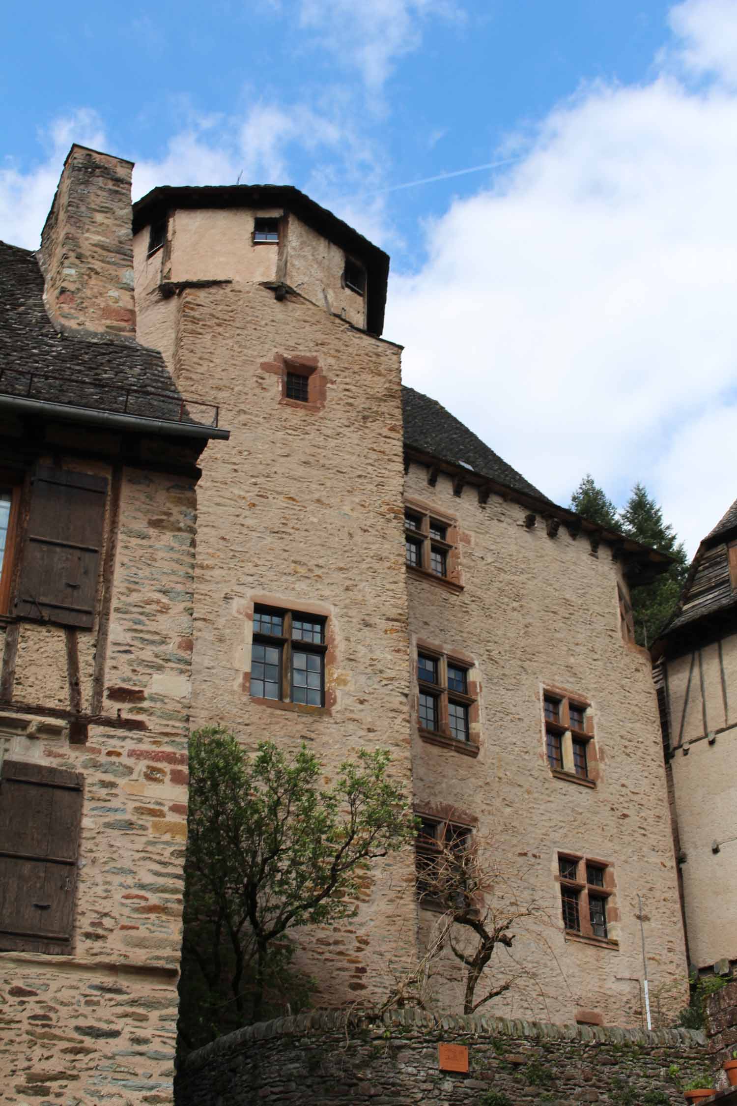 Château d'Humières, Conques