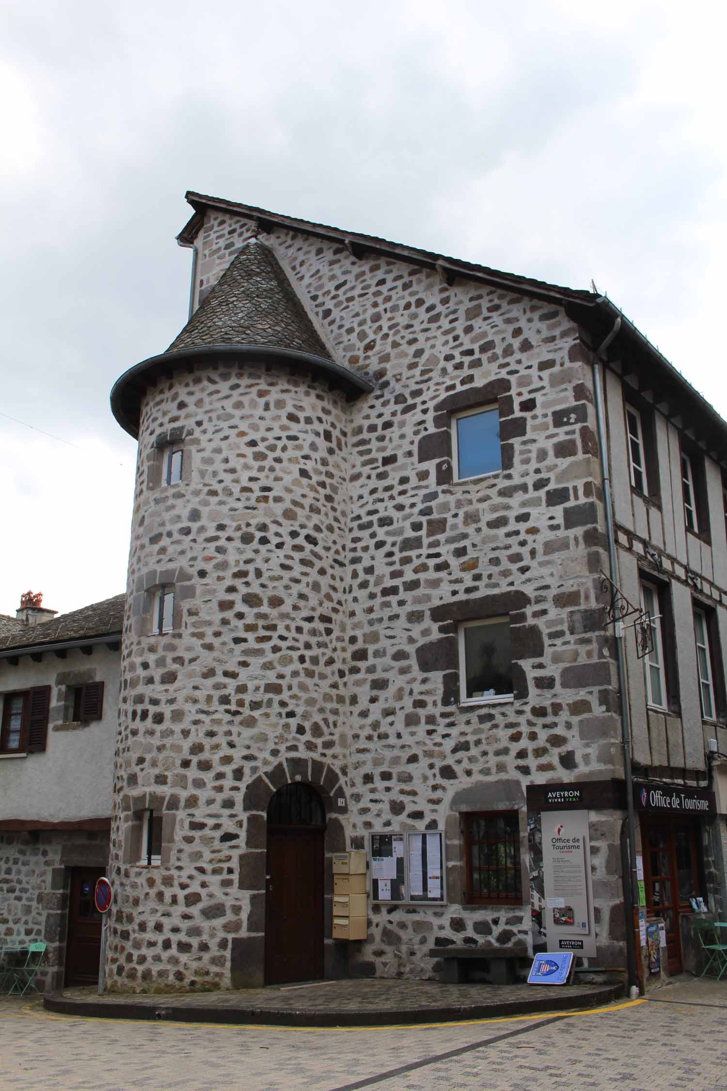 Vic-sur-Cère, maison en pierre