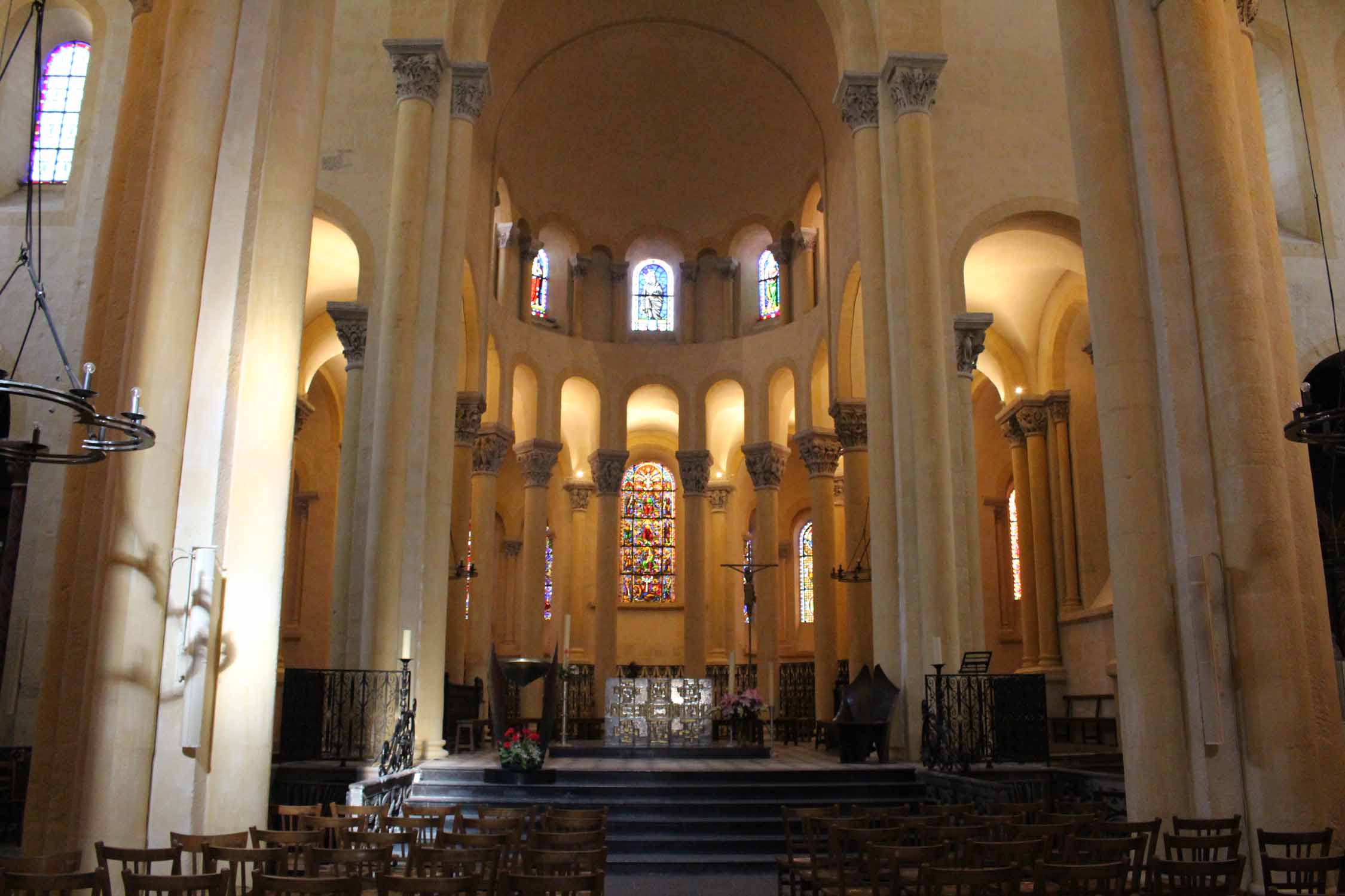 Clermont-Ferrand, Notre-Dame-du-Port, intérieur