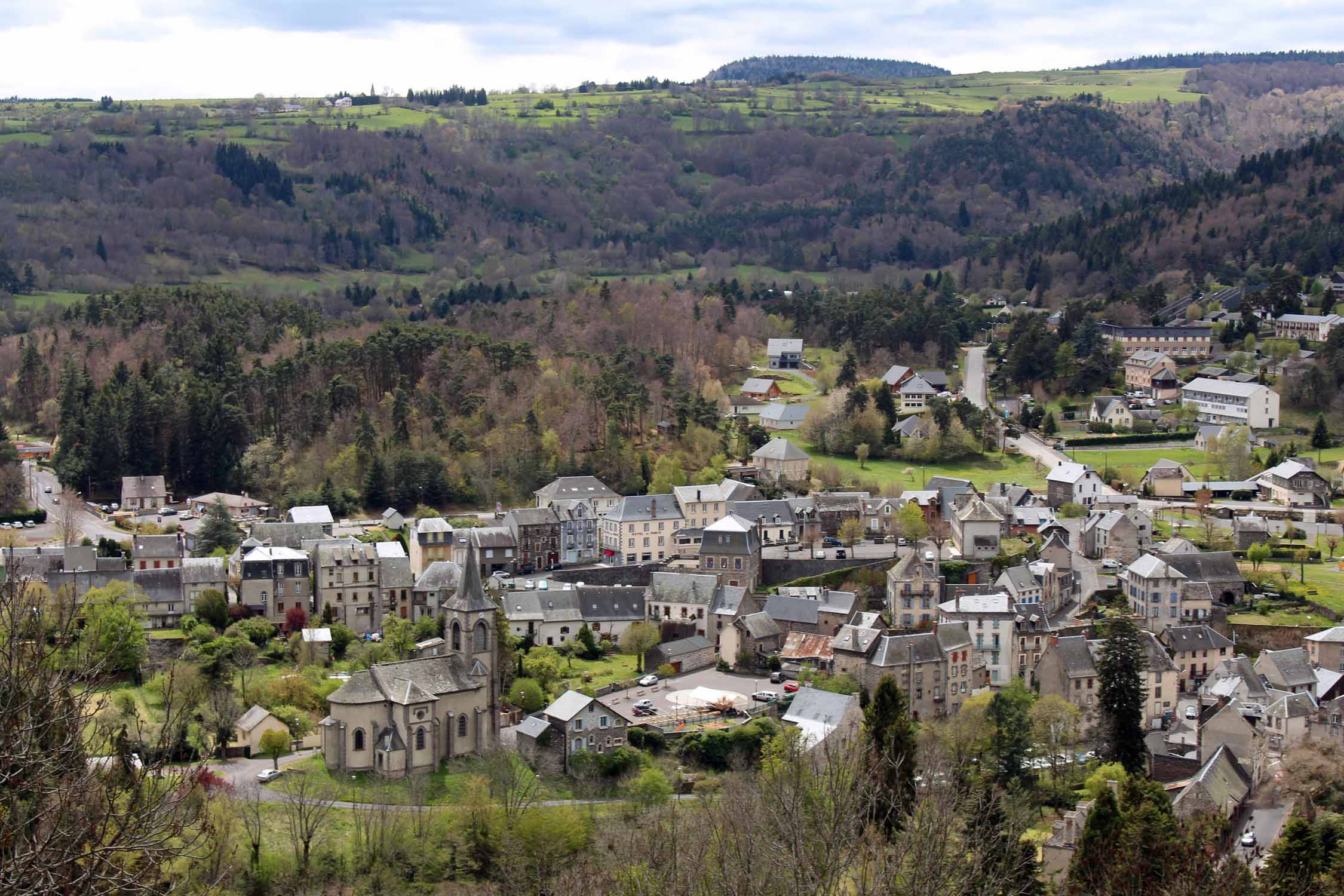 Vue de la ville de Murol depuis le château de Murol