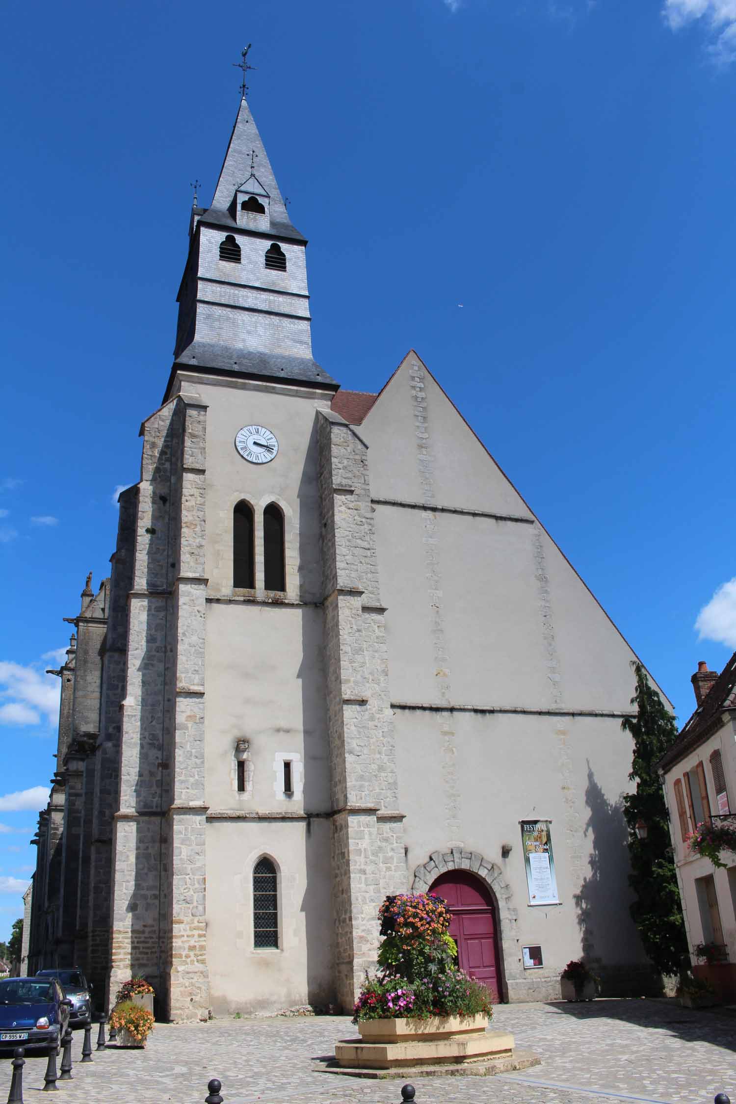 La jolie collégiale de Saint-Julien-du-Sault