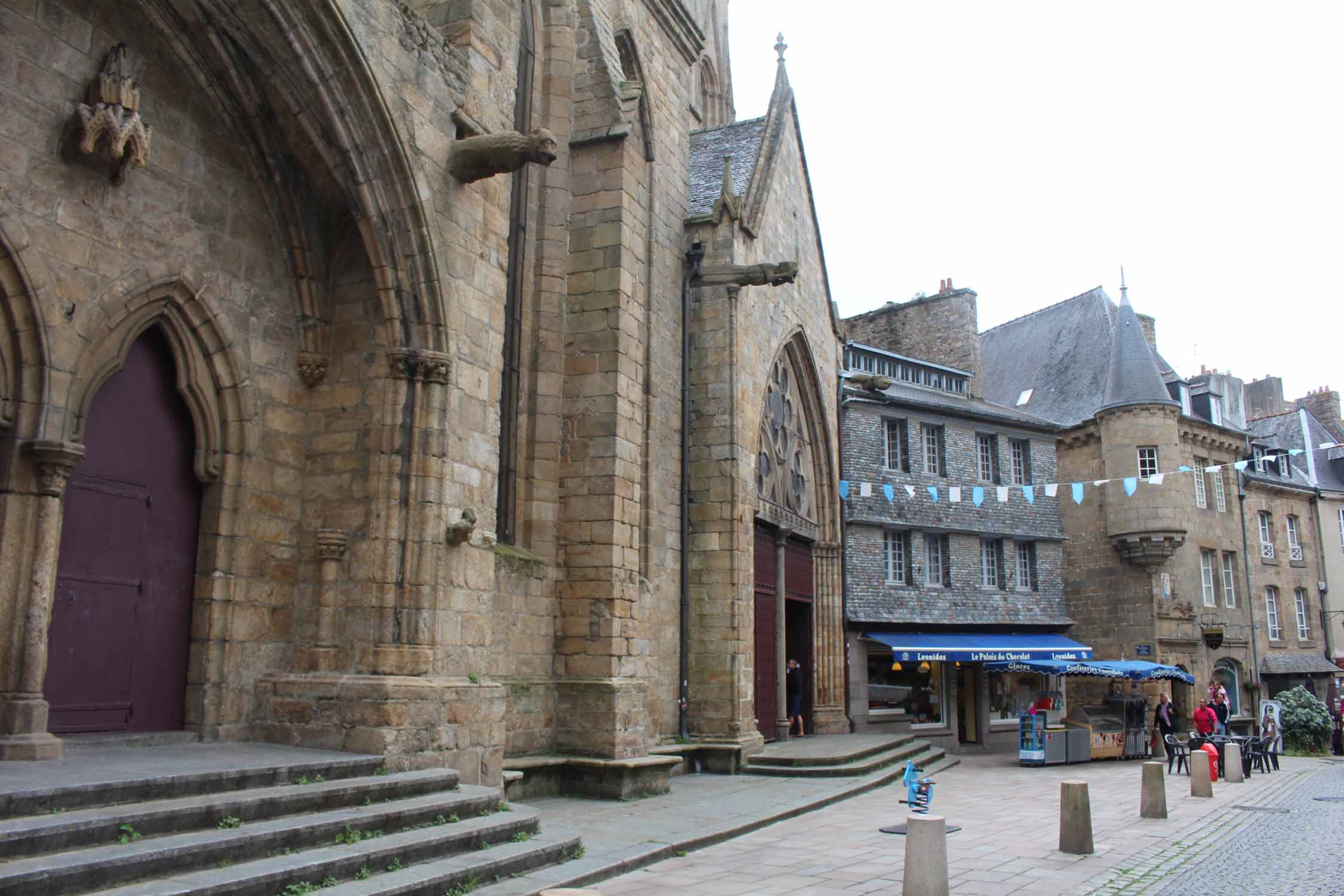 Guingamp, basilique, Grande rue