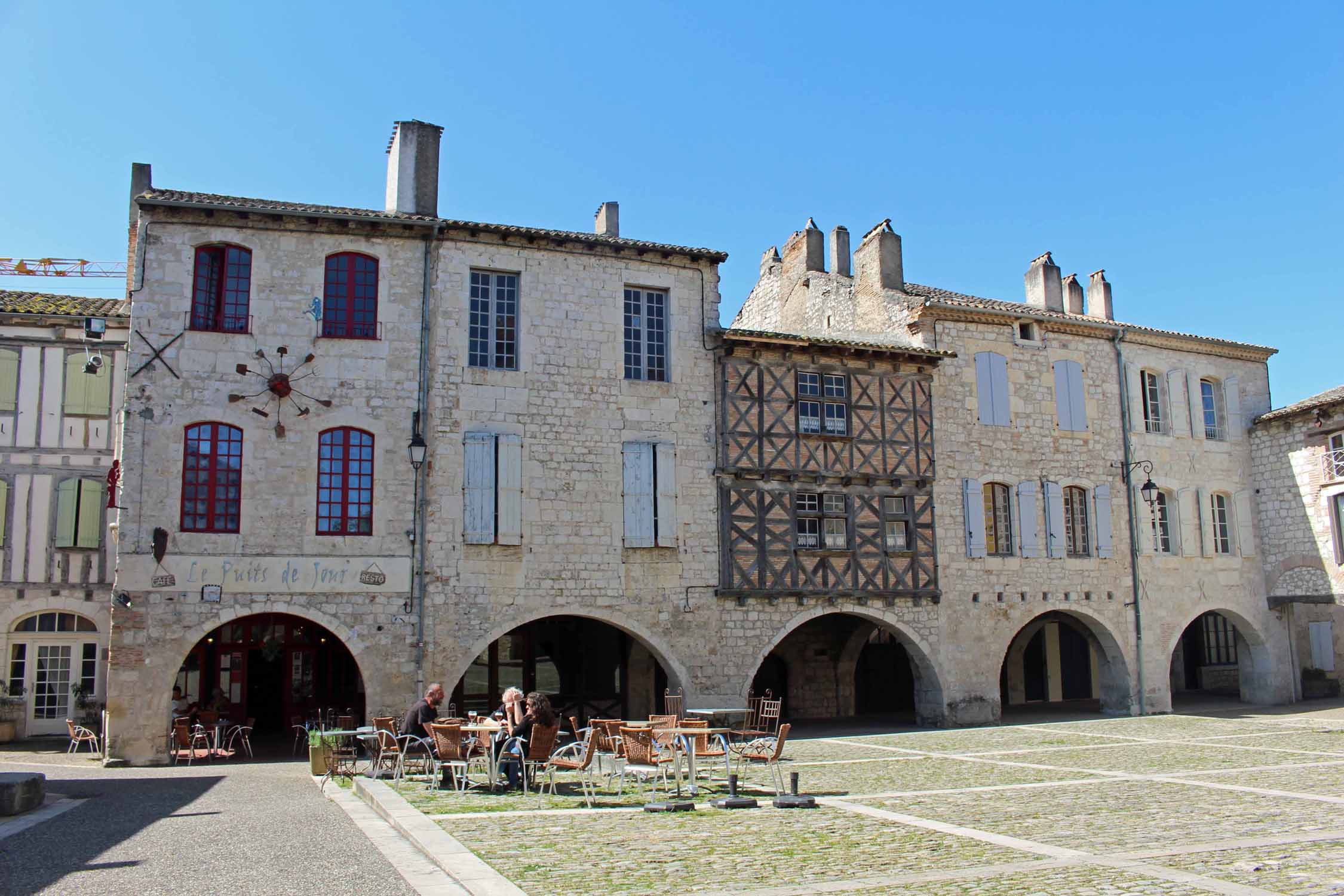 Lauzerte, place des Cornières