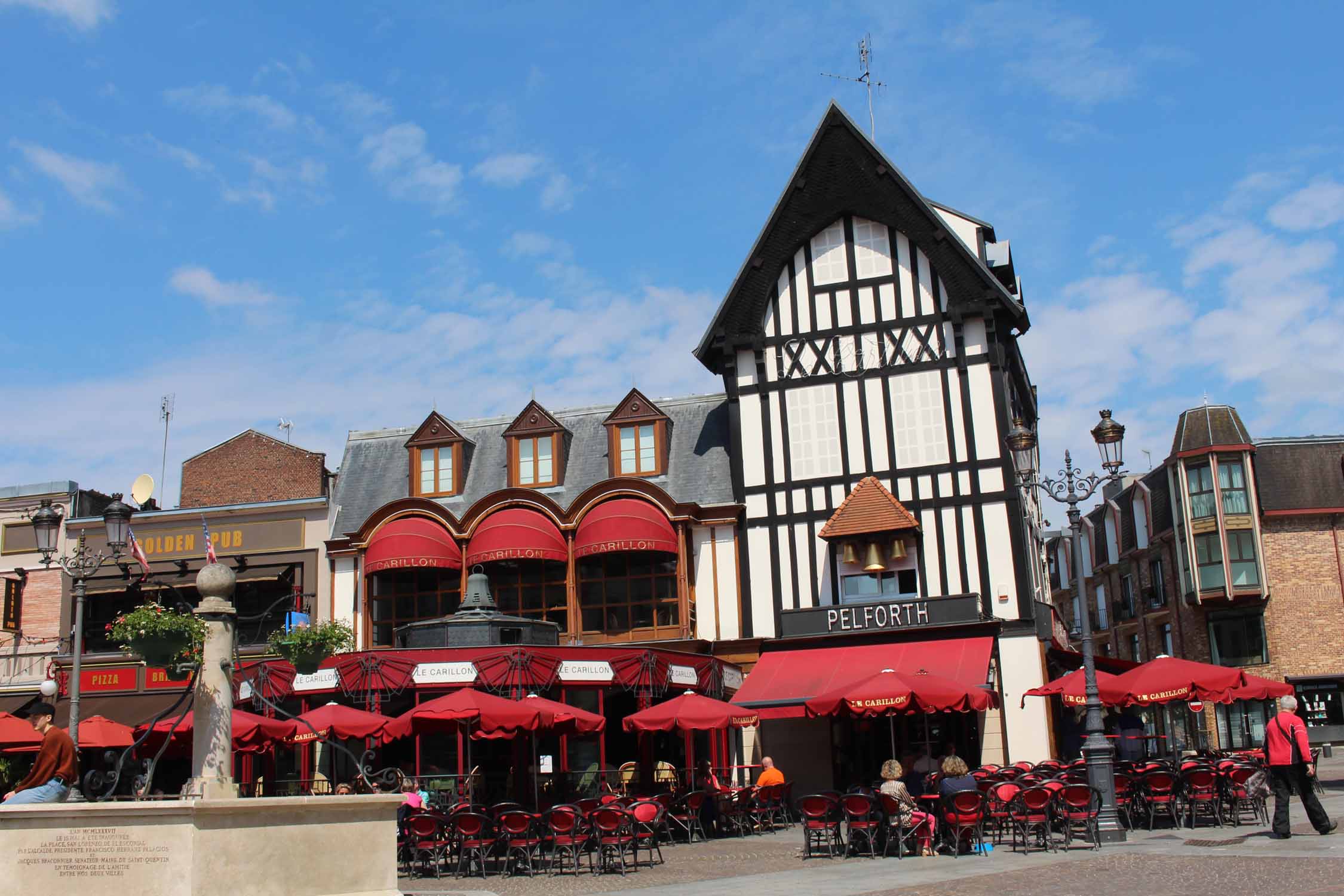 Saint-Quentin, terrasses de café, maison typique