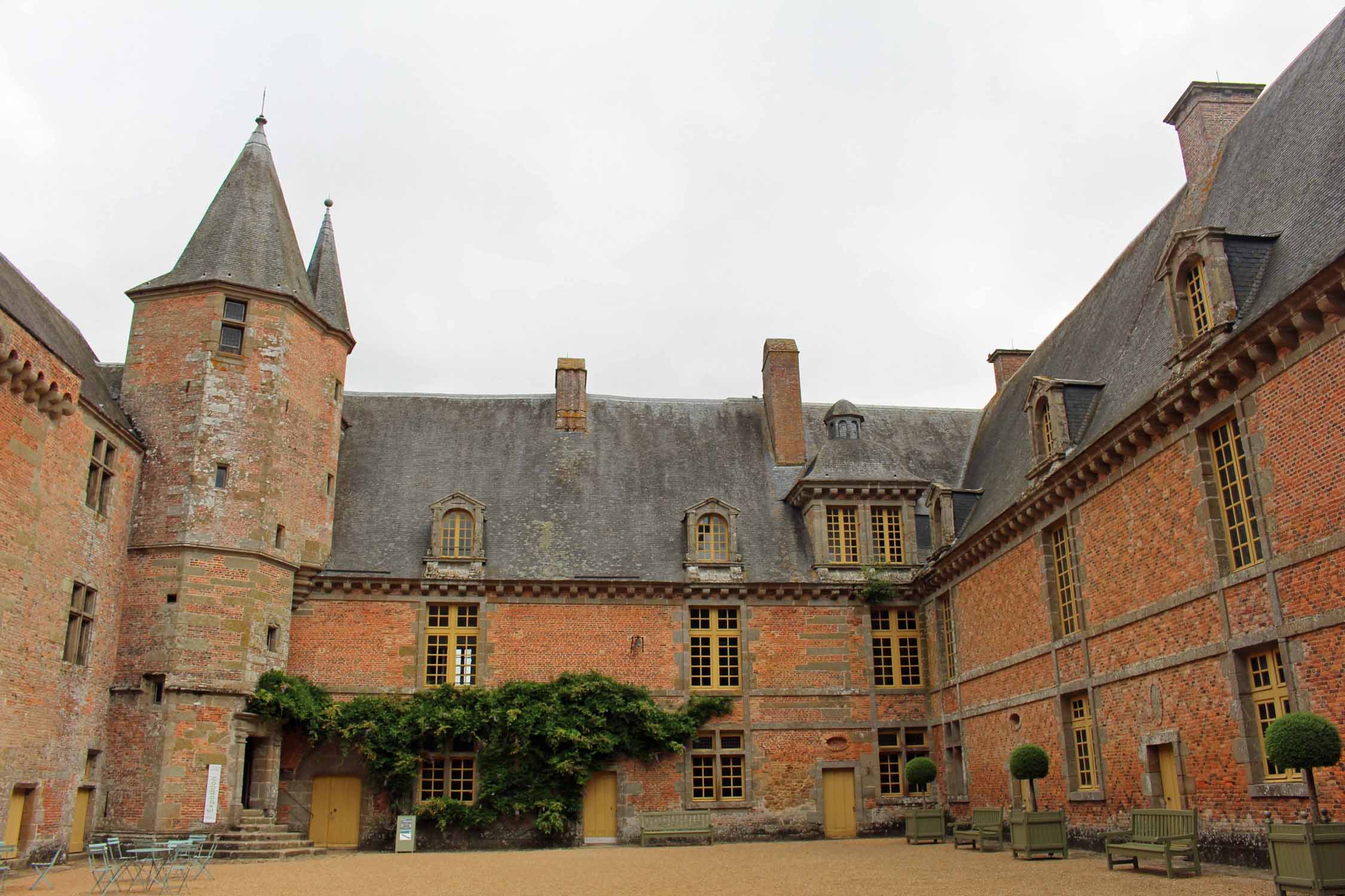 Château de Carrouges, cour