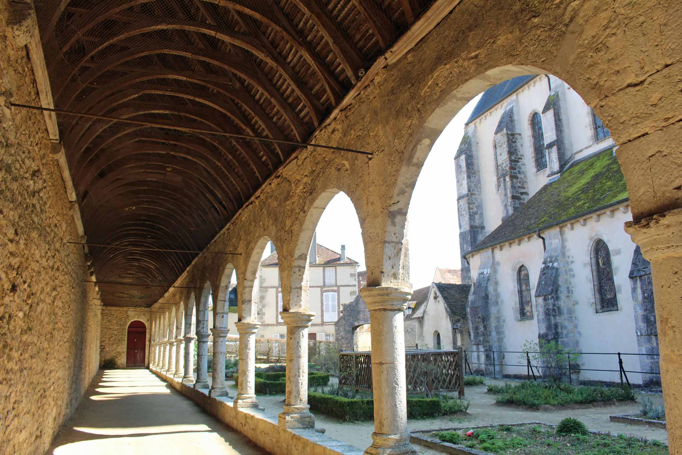 Donnemarie-Dontilly, Notre-Dame-de-la-Nativité, cloître