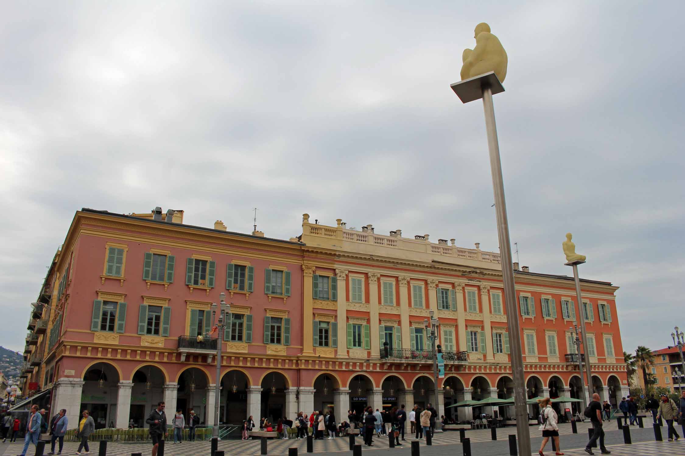 Nice, place Massena, bâtiments colorées