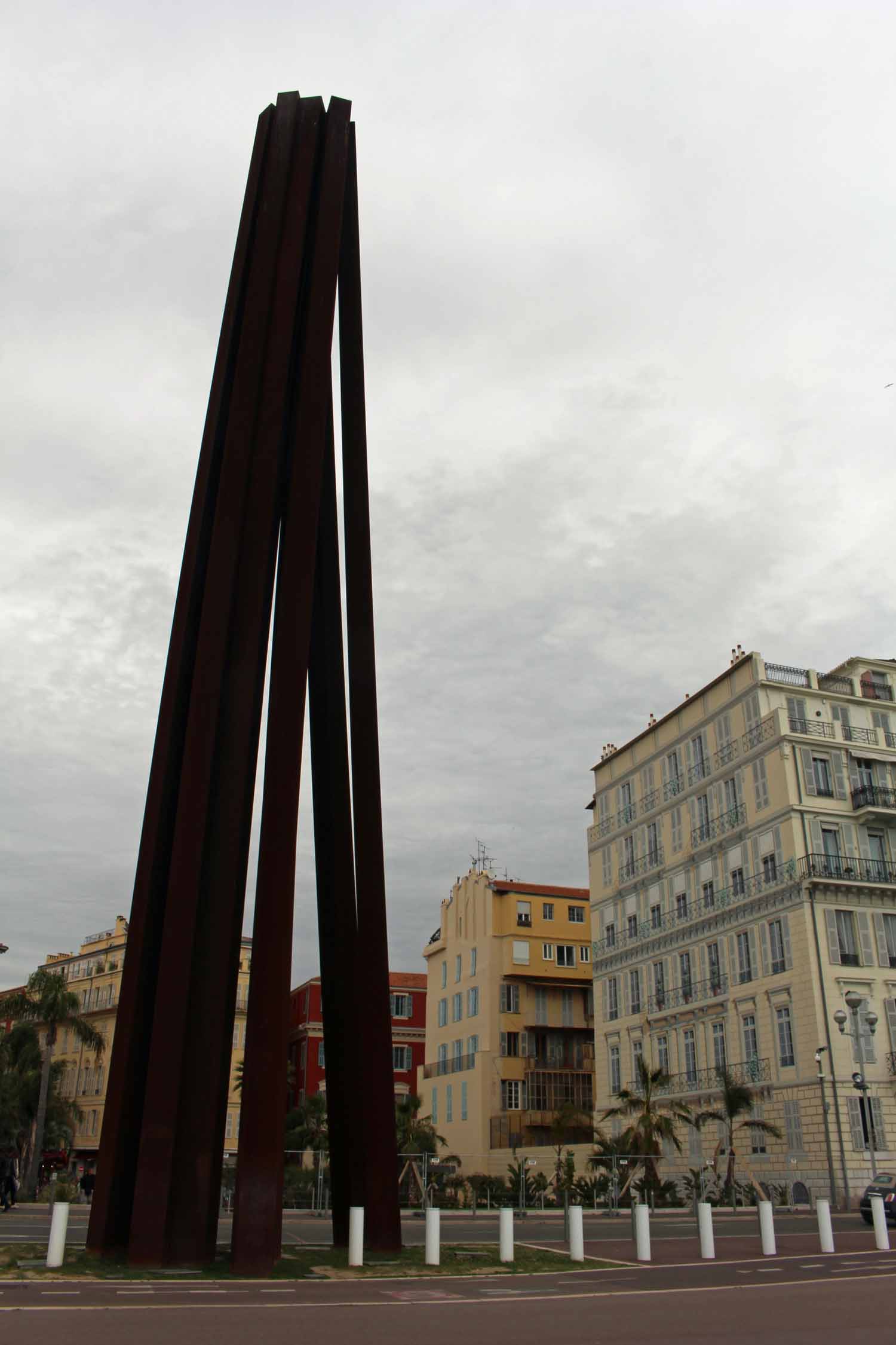 Nice, sculpture Neuf lignes obliques