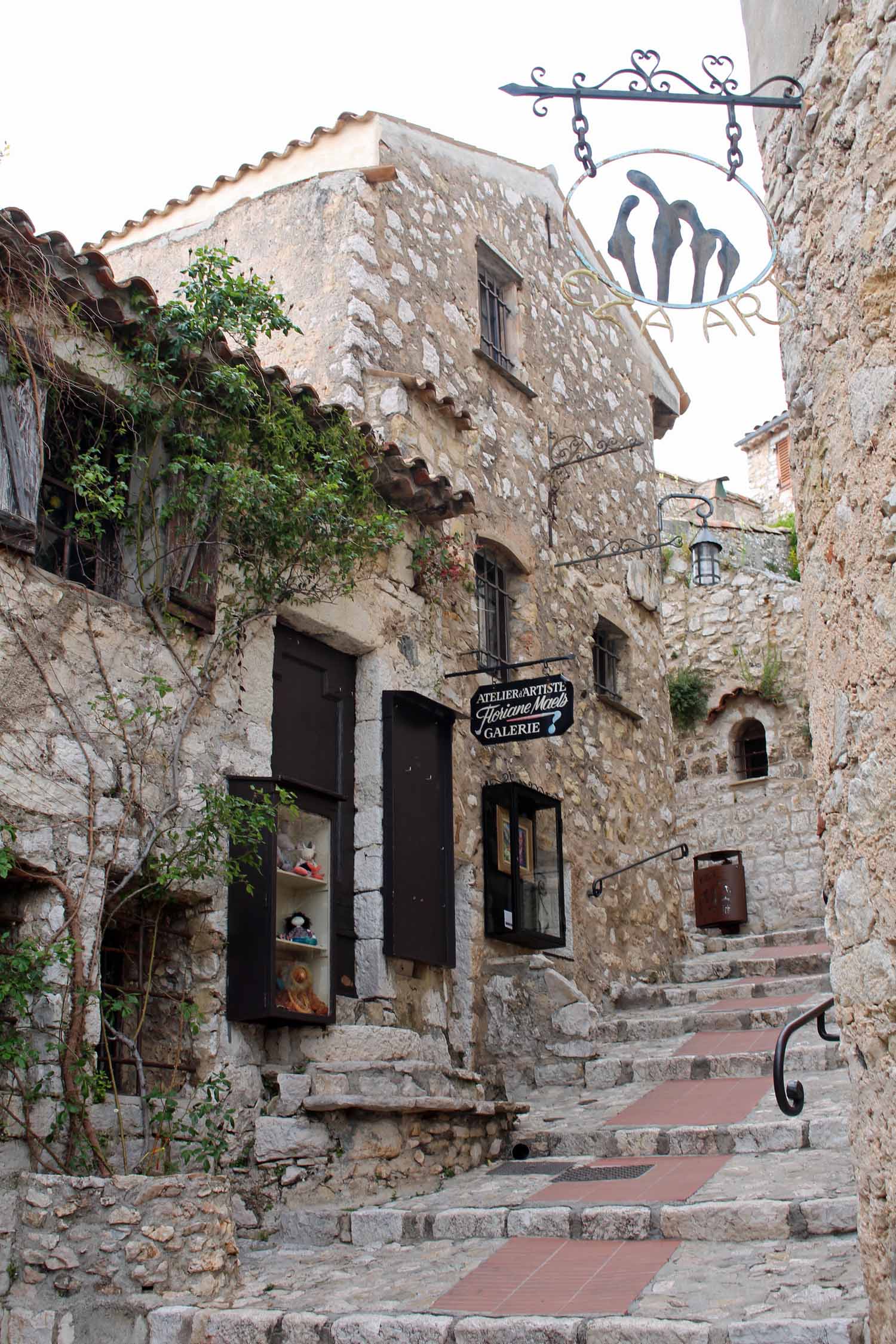 Eze, ruelle typique, maison en pierre