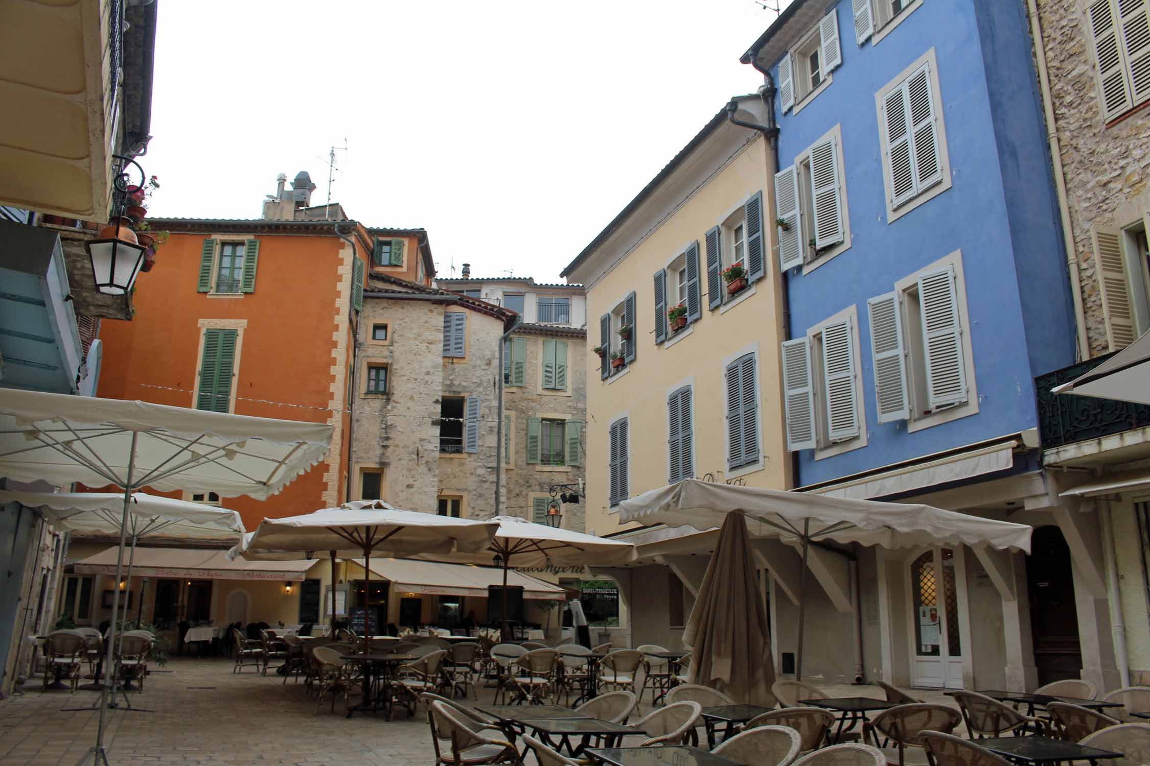 Vence, maisons colorées