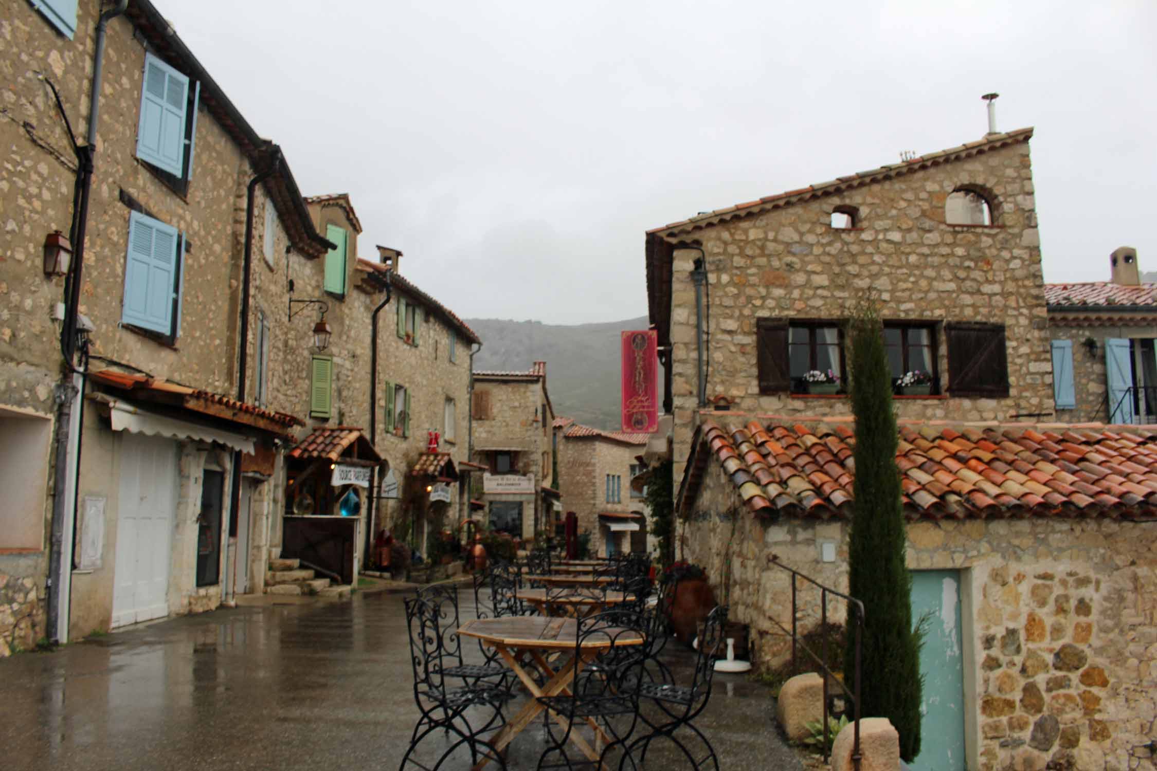 Gourdon, Alpes-Maritimes, rue principale