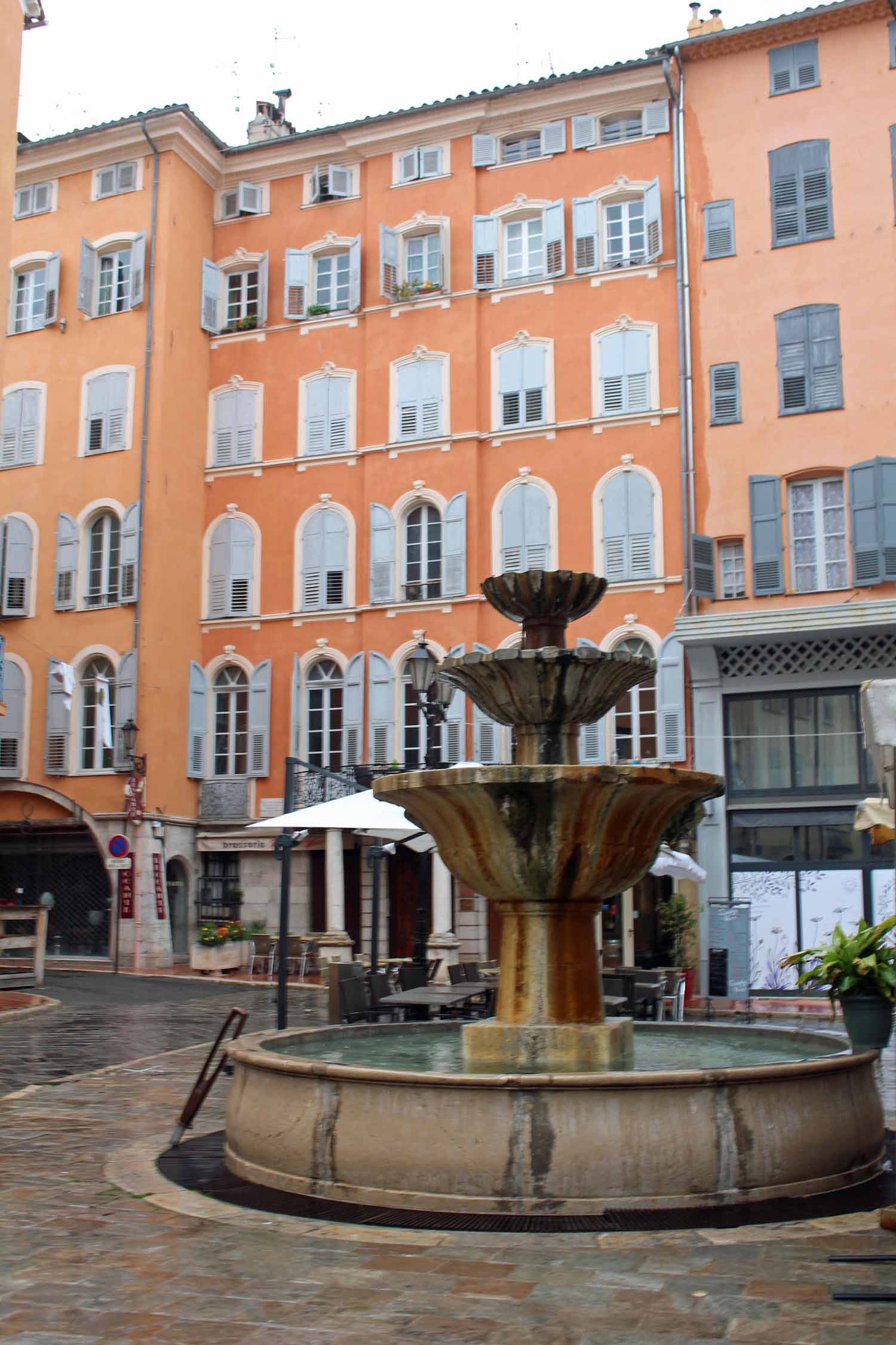 Grasse, place aux Aires, fontaine