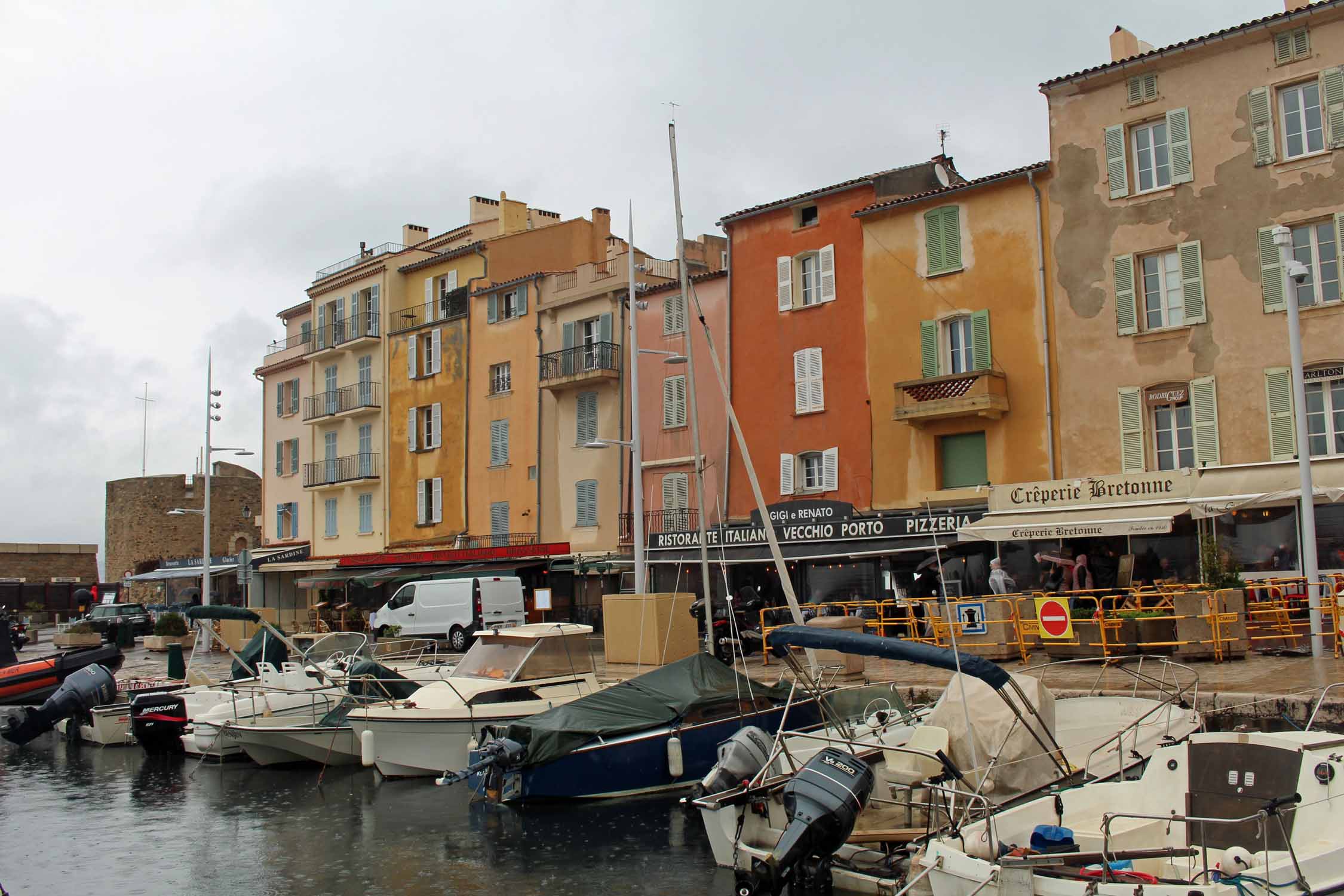 Saint-Tropez, port, maisons colorées