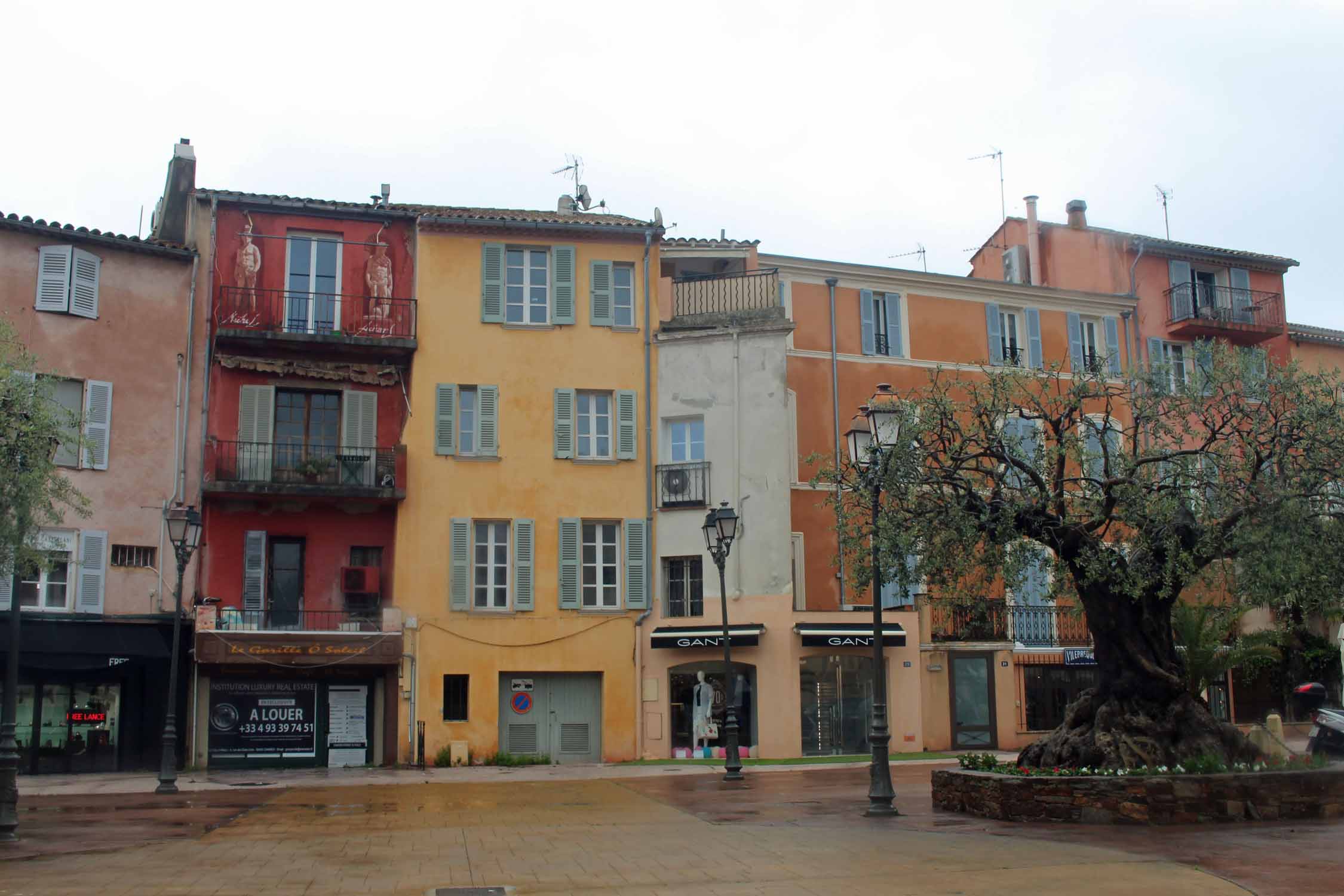 Saint-Tropez, maisons colorées