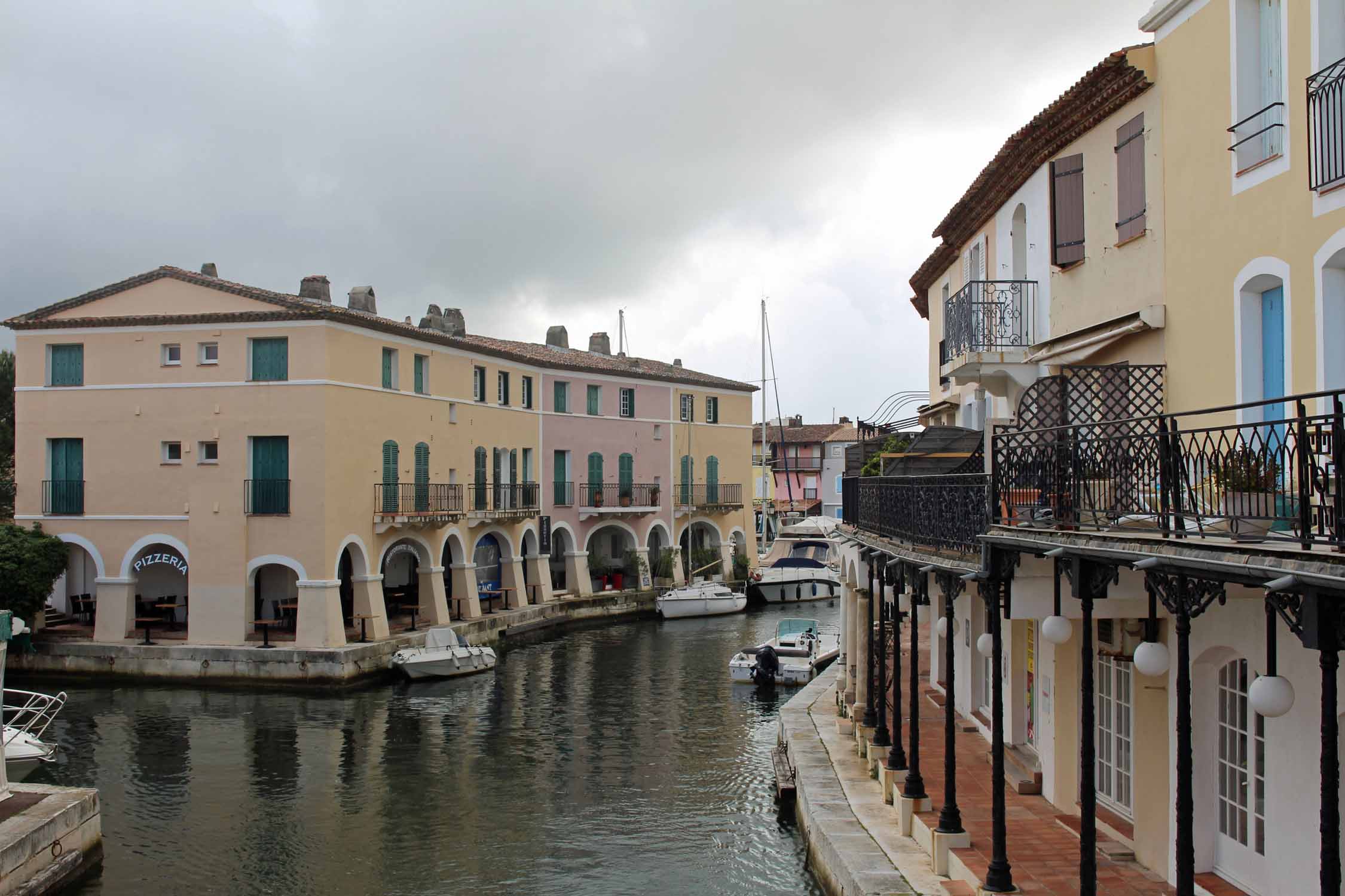 Port-Grimaud, maisons colorées, canal