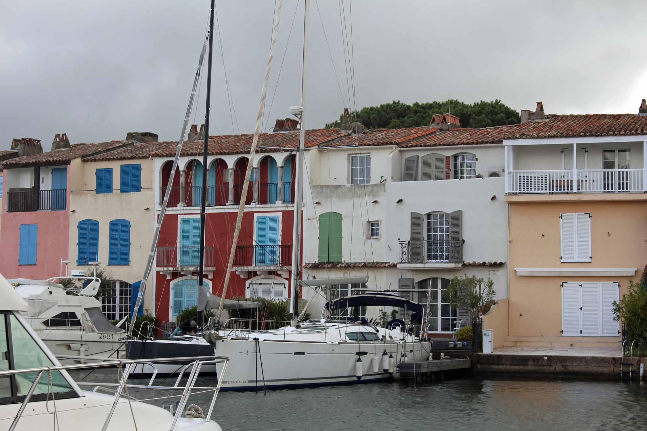 Port-Grimaud, maisons colorées, bateaux