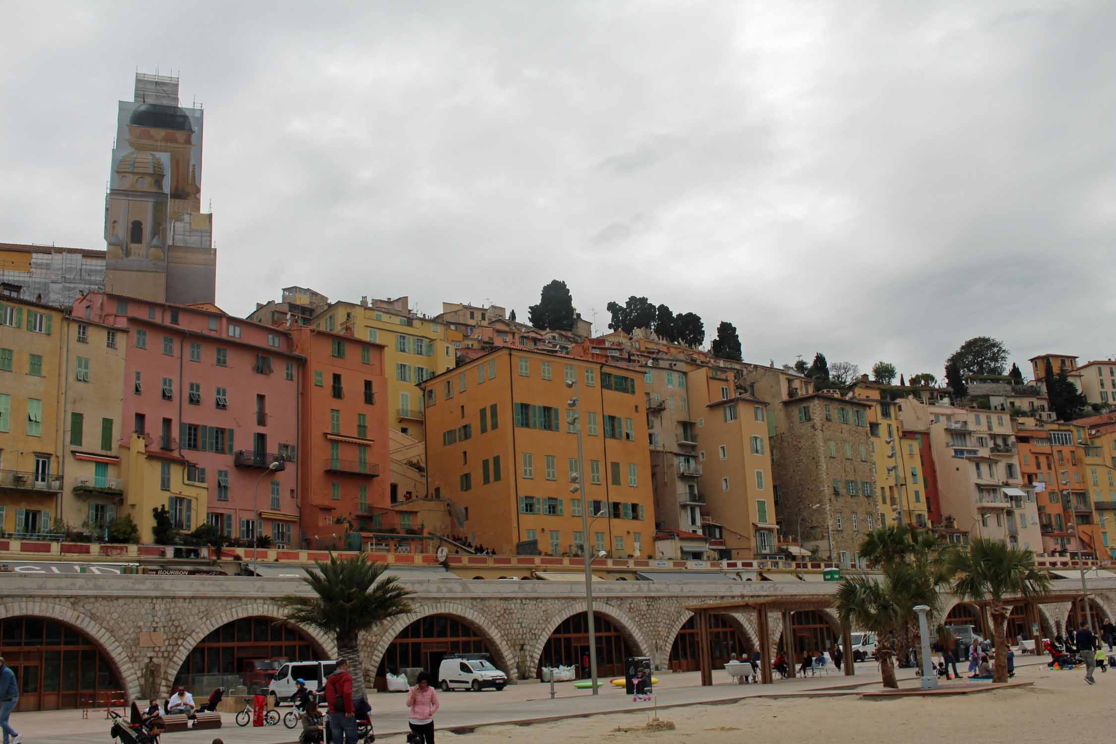 Menton, maisons colorées, bord de mer