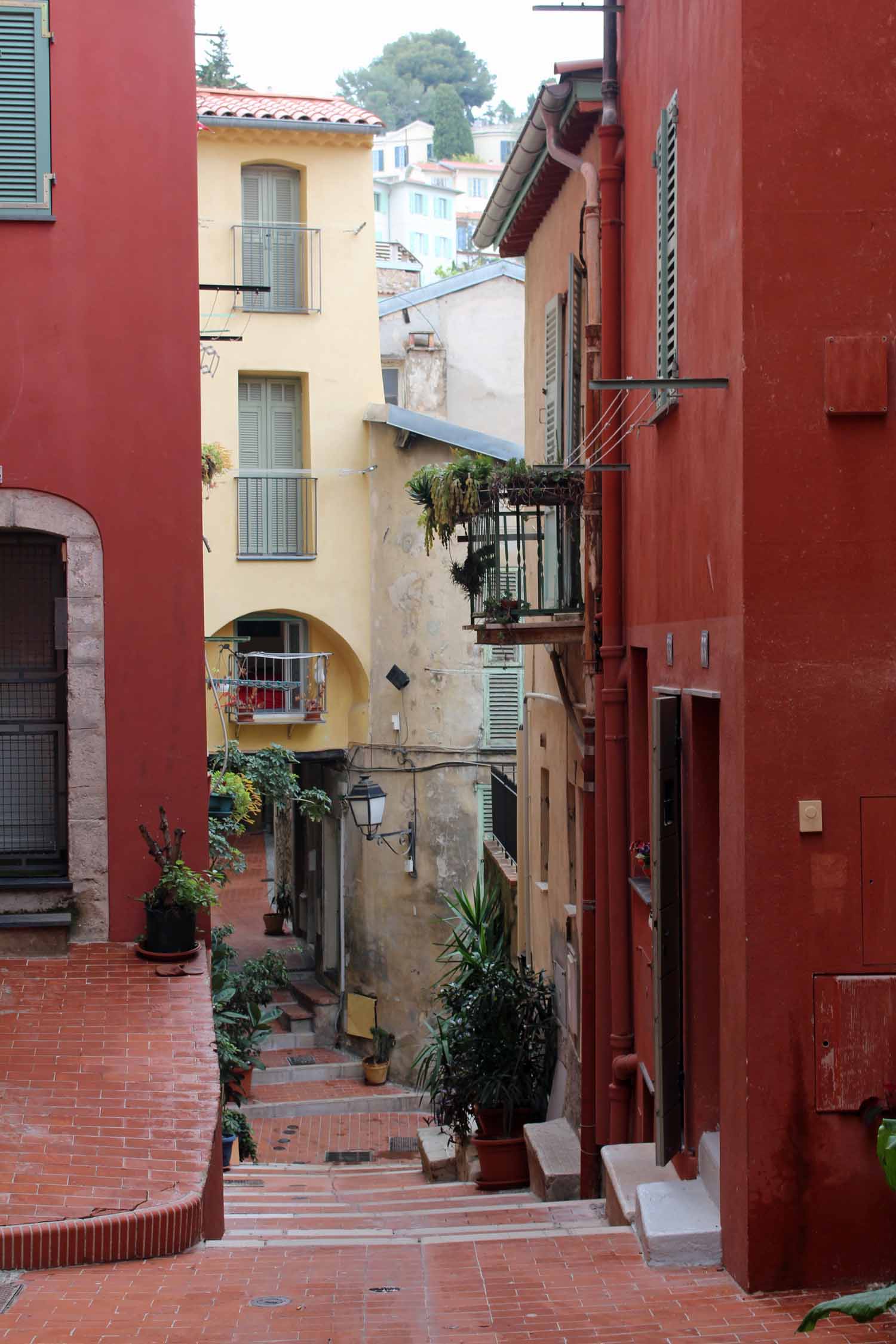 Menton, ruelle colorée