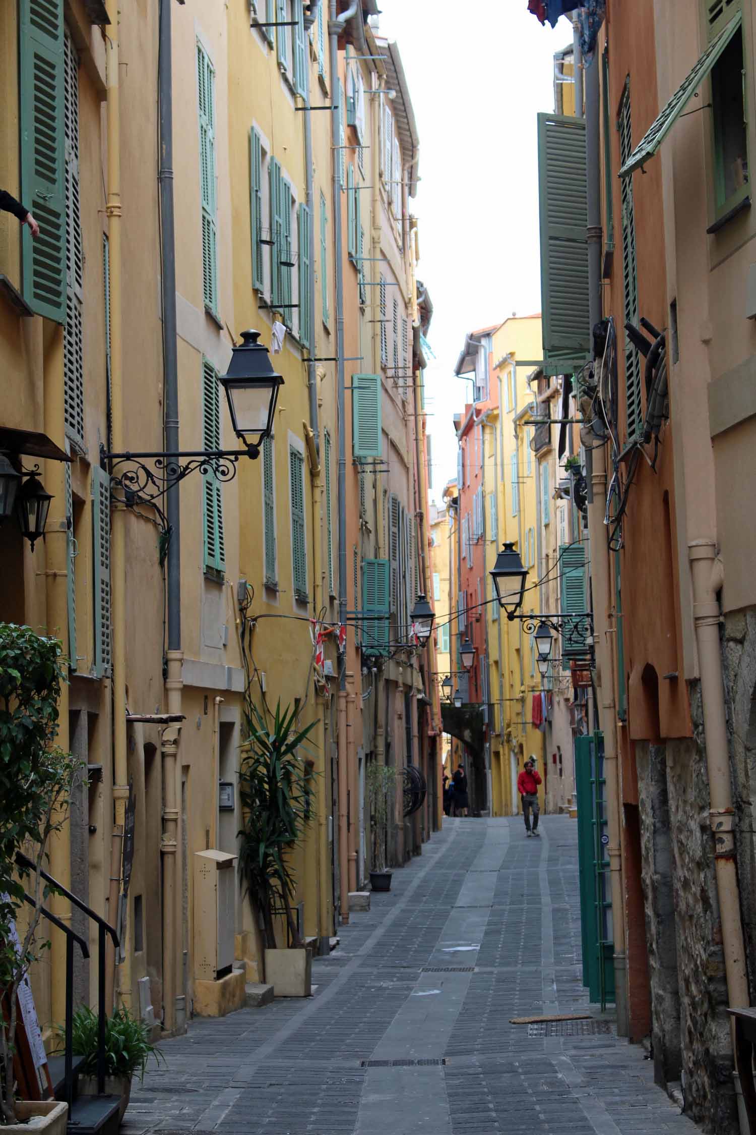 Menton, ruelle, maisons colorées