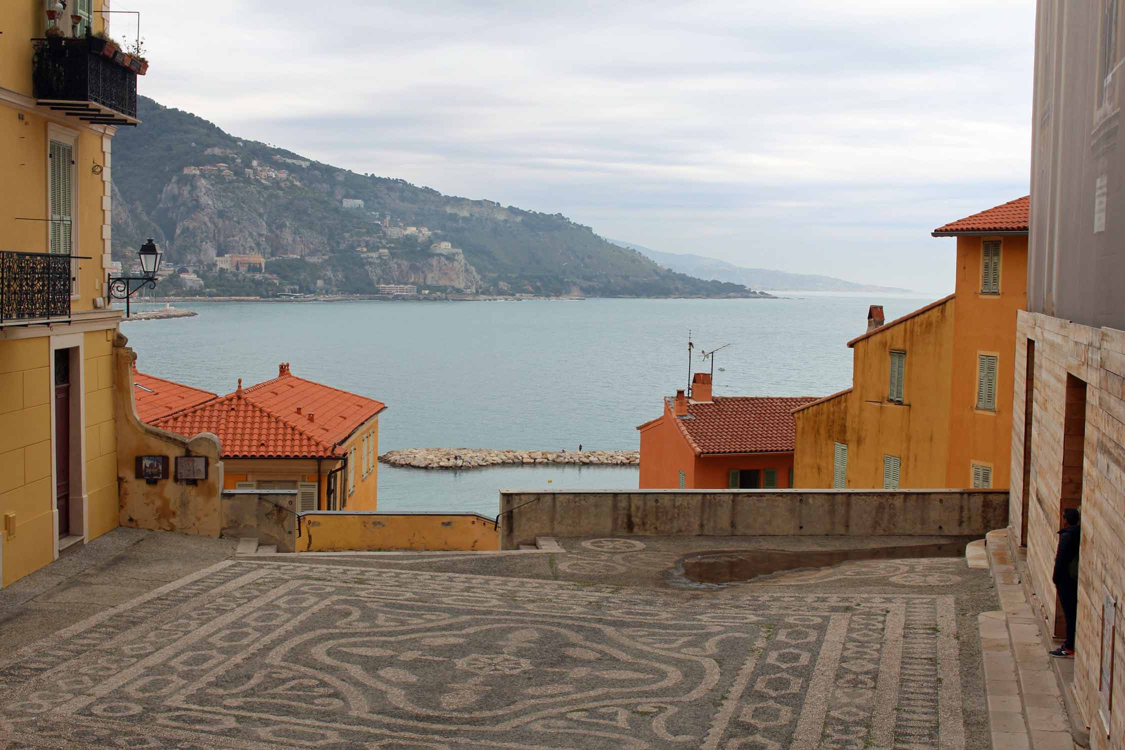 Menton, place de la basilique