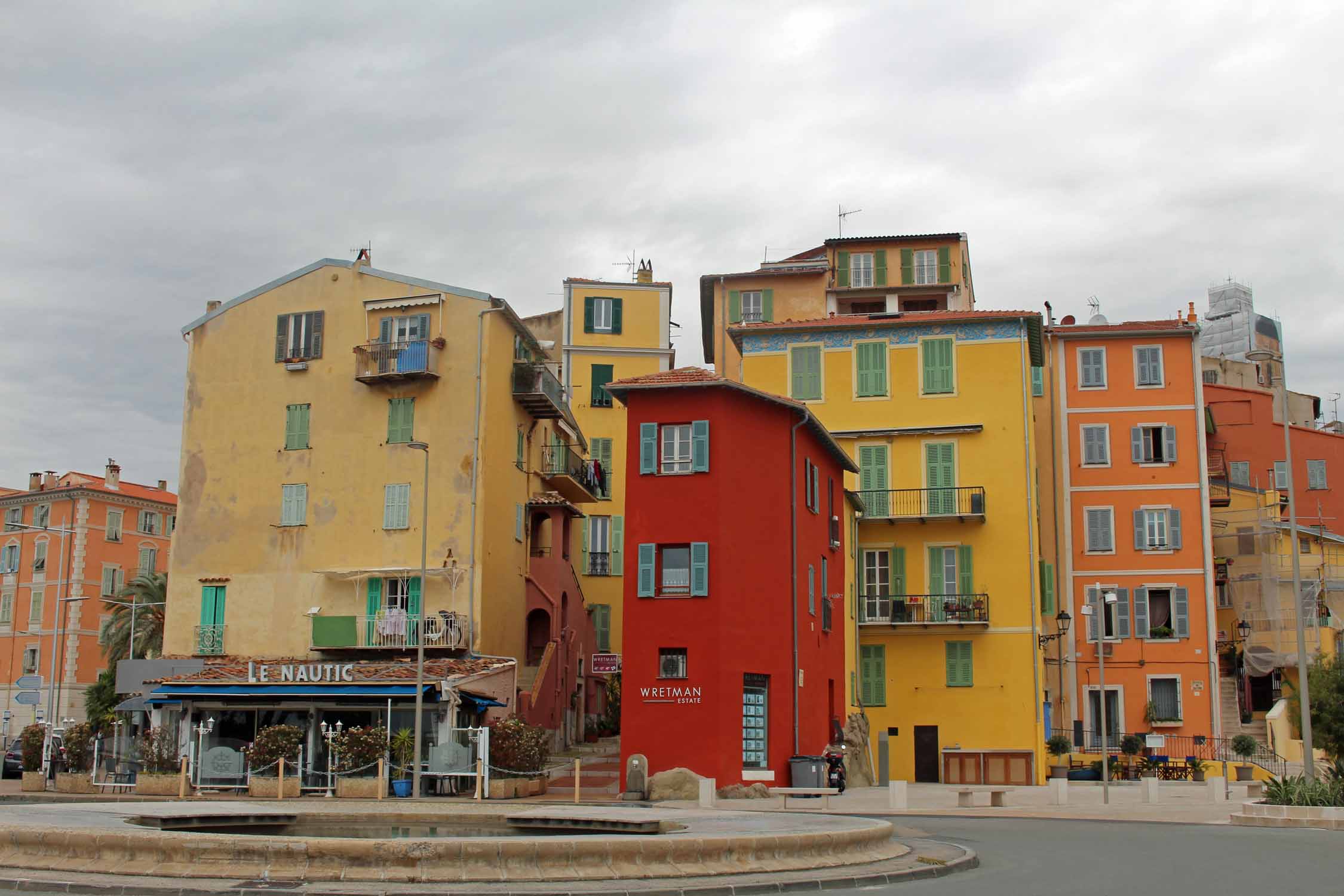 Menton, bâtiments colorés