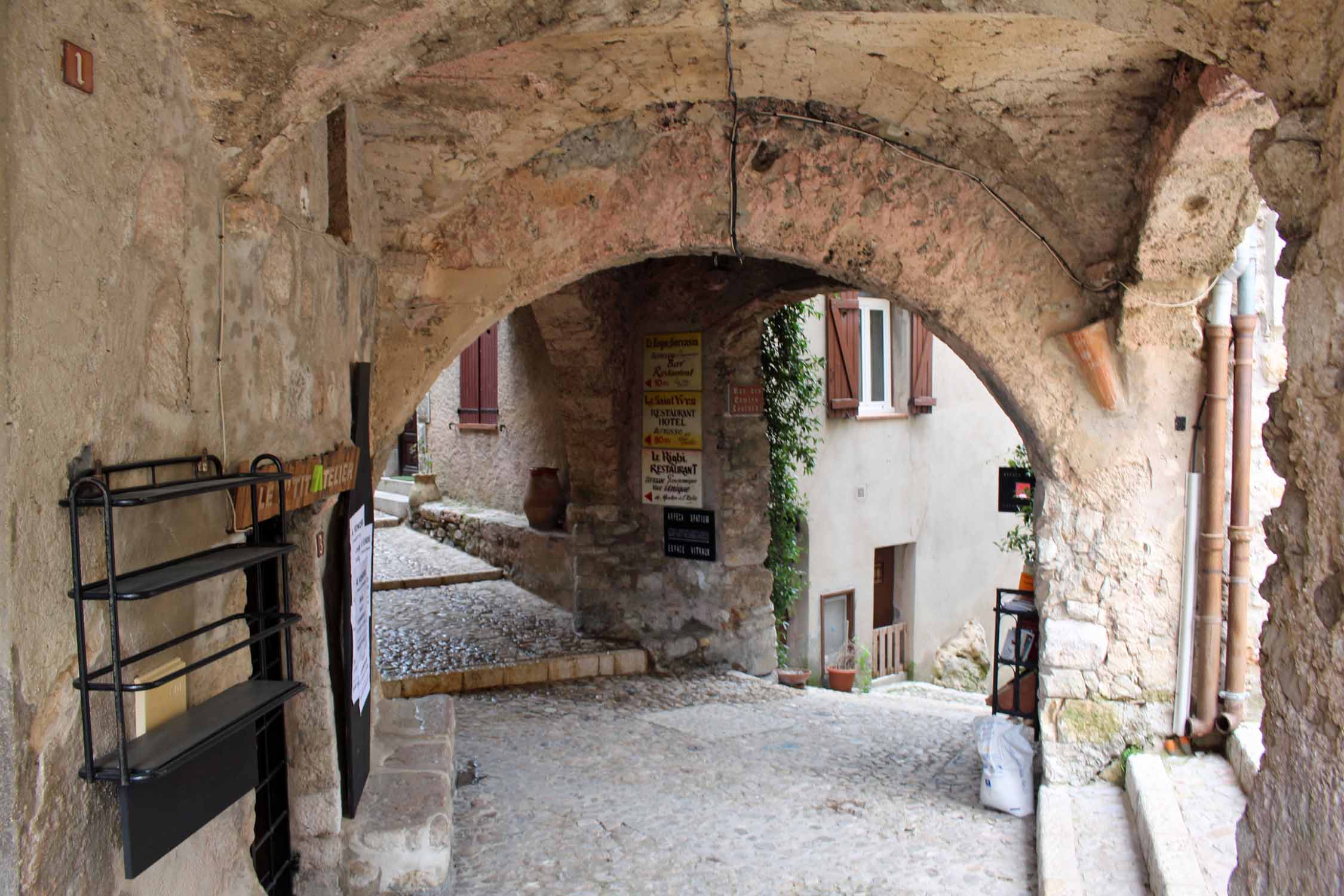 Village de Sainte-Agnès, arcade